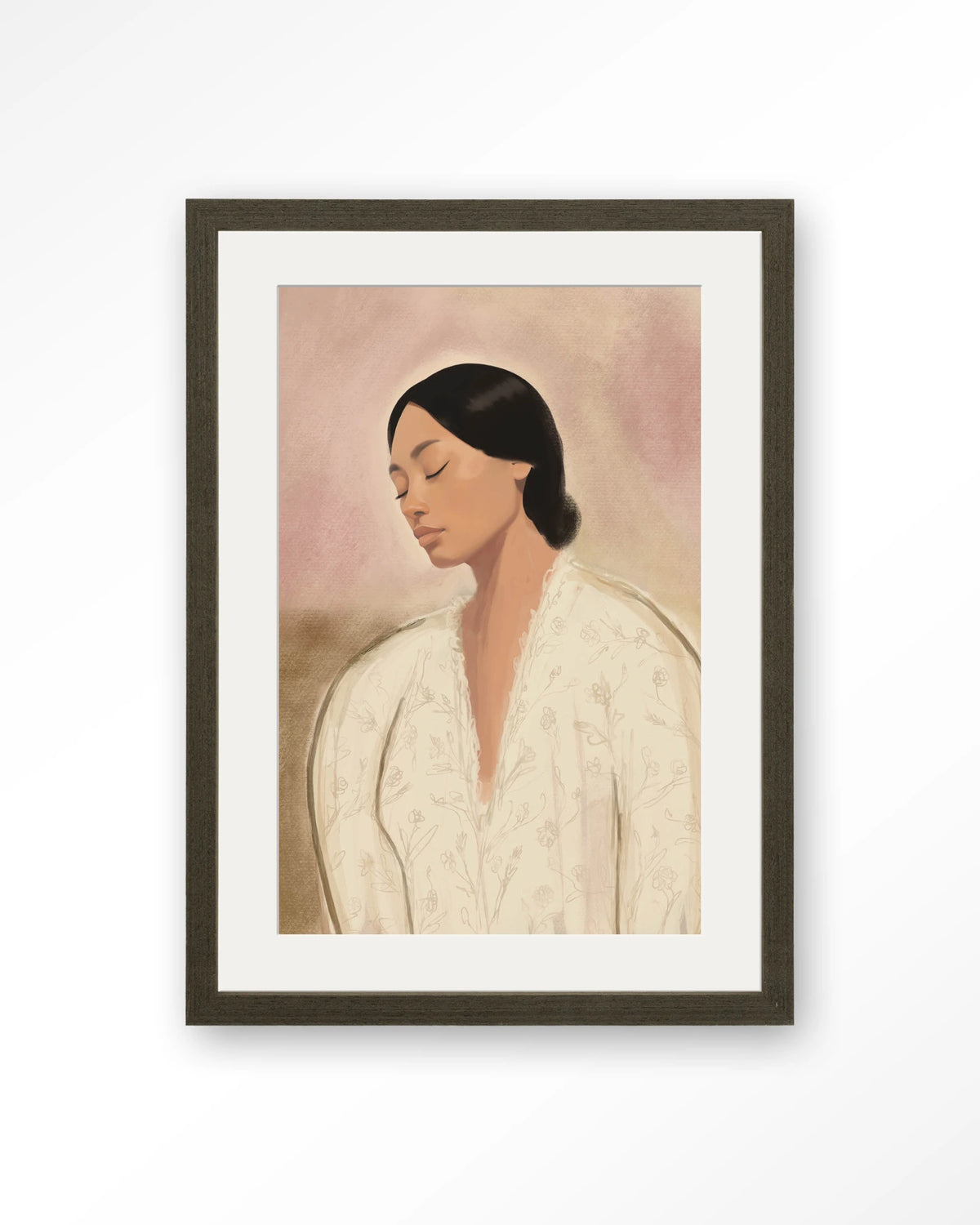 Dreaming – portret van vrouw in crème tinten – Art print – Hout donkerbruin + passe-partout