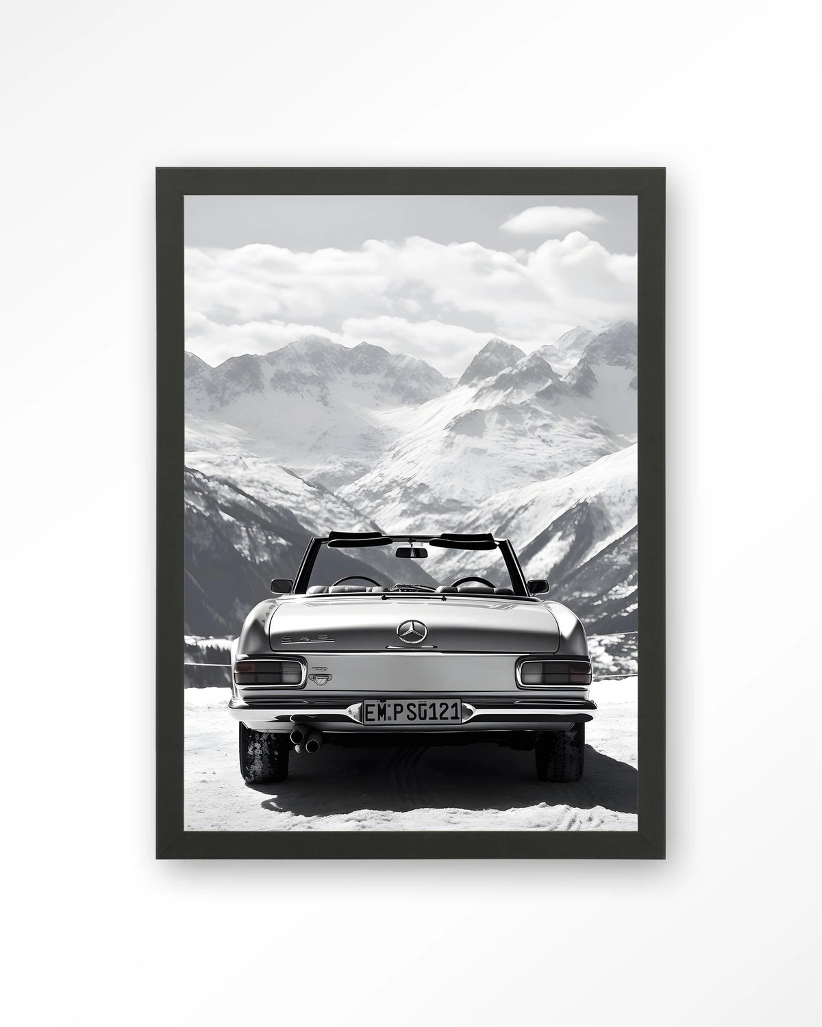 Ski Resort – cabrio in de sneeuwbergen – Art print – Hout zwart