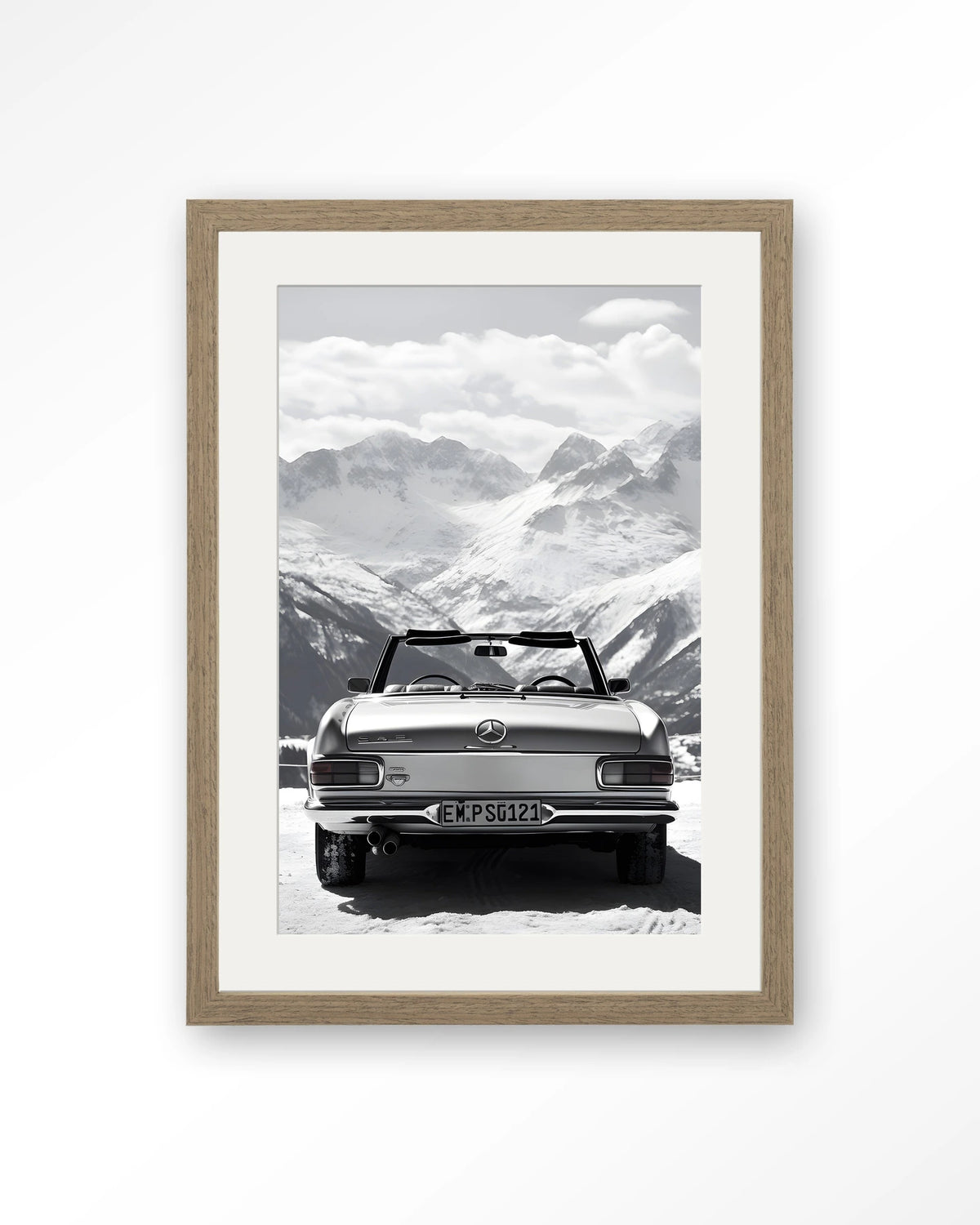 Ski Resort – cabrio in de sneeuwbergen – Art print – Hout bruin + passe-partout