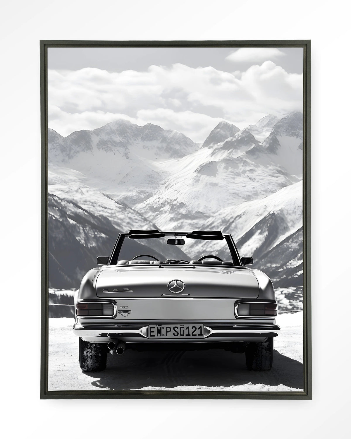 Ski Resort – cabrio in de sneeuwbergen – Wandkleed – Floating frame – zwart