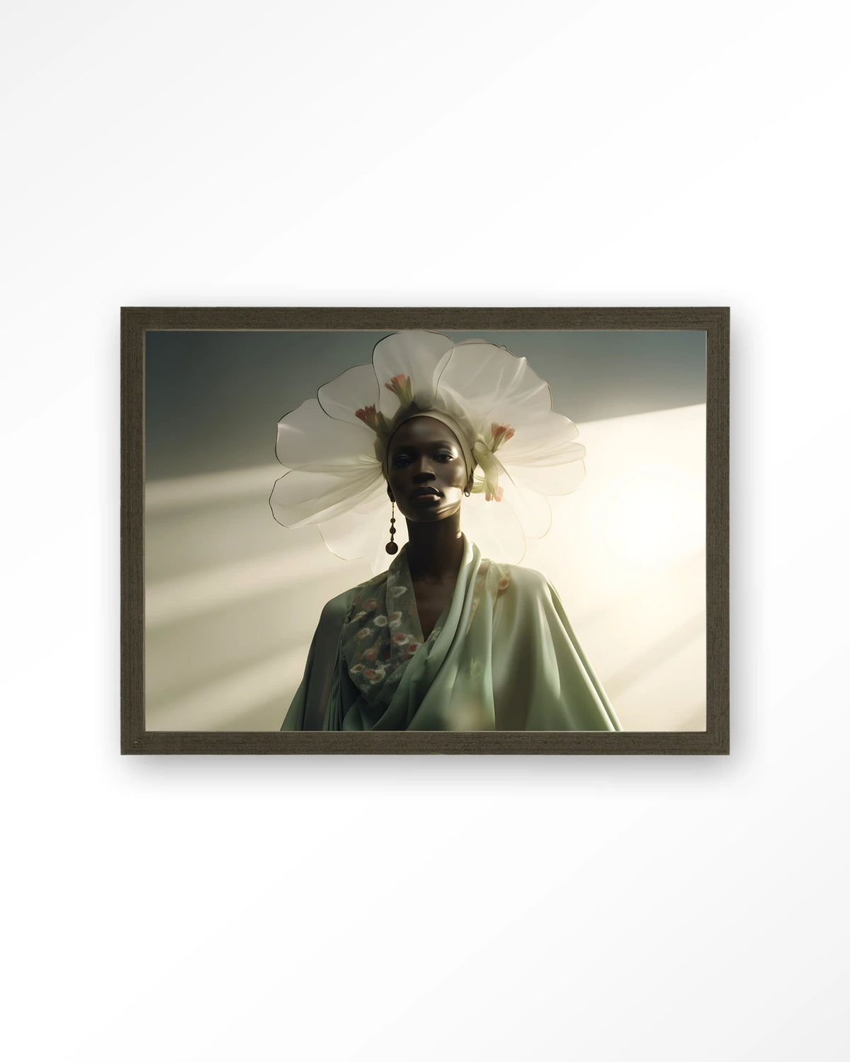 Design 242 – vrouw met witte hoed in zonlicht – Art print – Hout donkerbruin