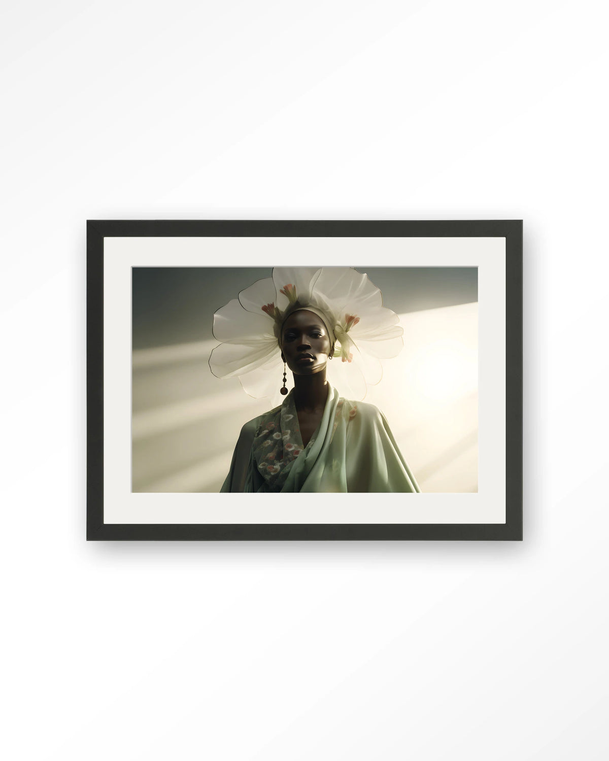Design 242 – vrouw met witte hoed in zonlicht – Art print – Hout zwart + passe-partout