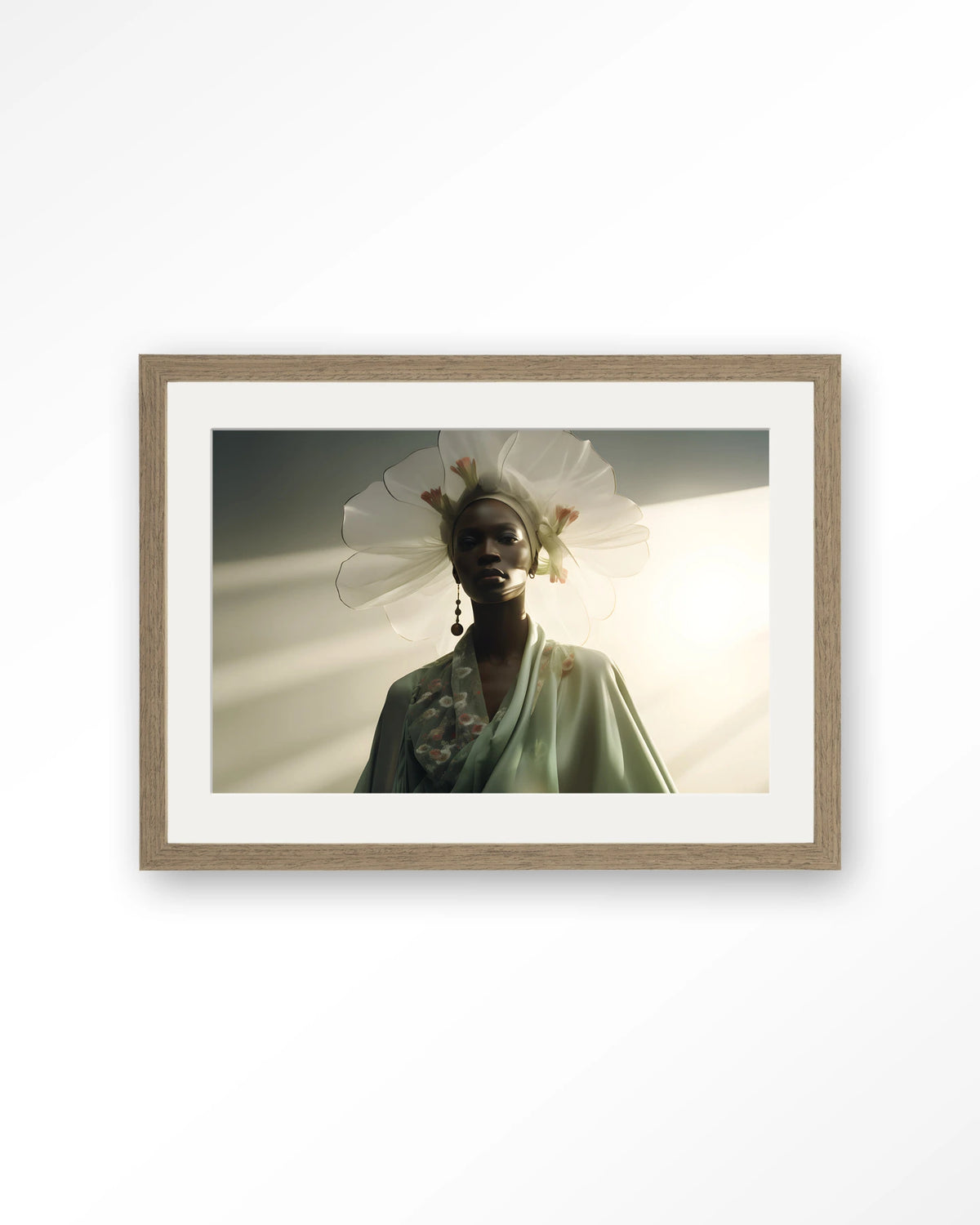 Design 242 – vrouw met witte hoed in zonlicht – Art print – Hout bruin + passe-partout