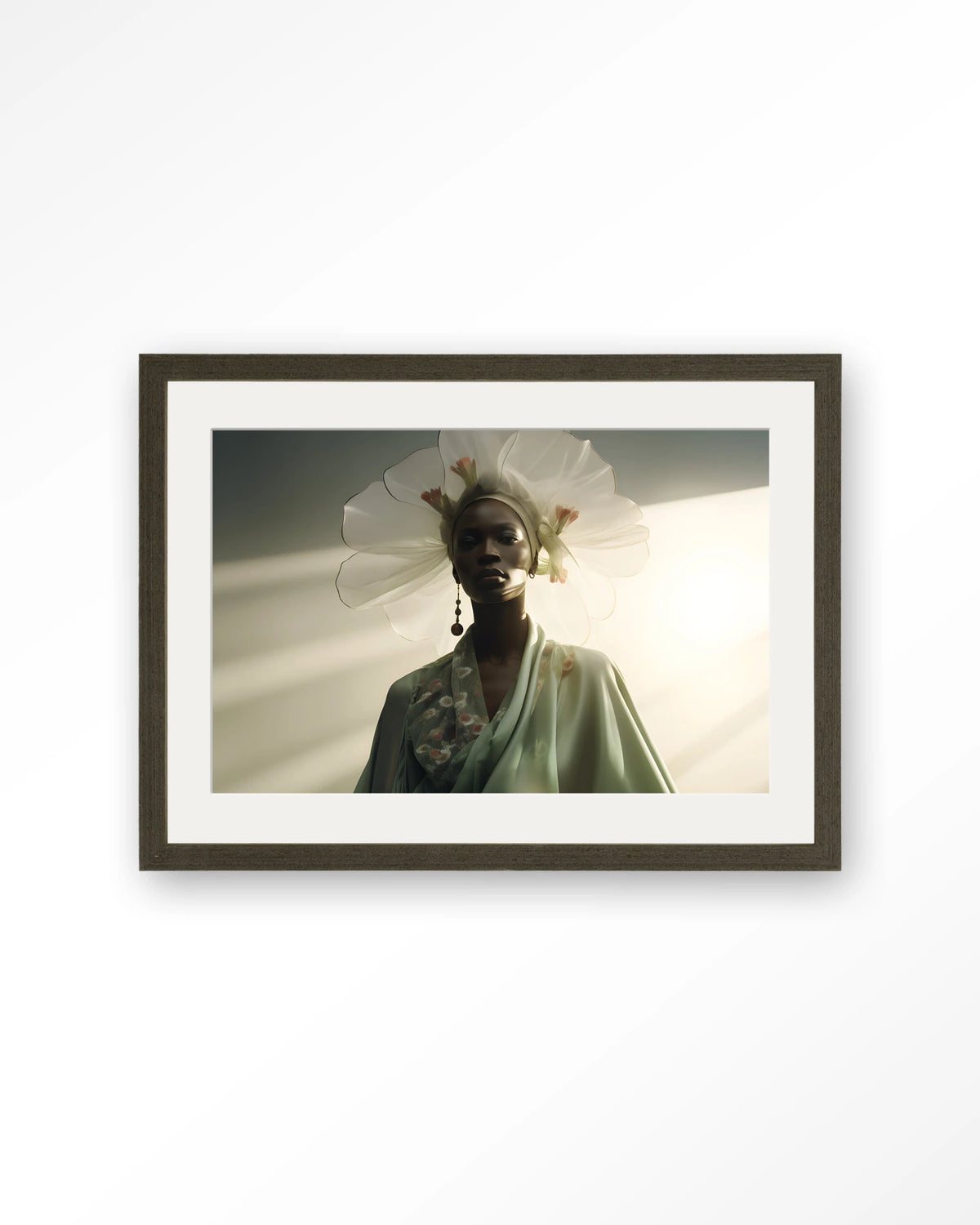 Design 242 – vrouw met witte hoed in zonlicht – Art print – Hout donkerbruin + passe-partout