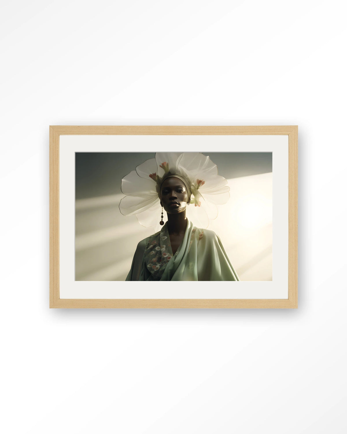 Design 242 – vrouw met witte hoed in zonlicht – Art print – Hout naturel + passe-partout