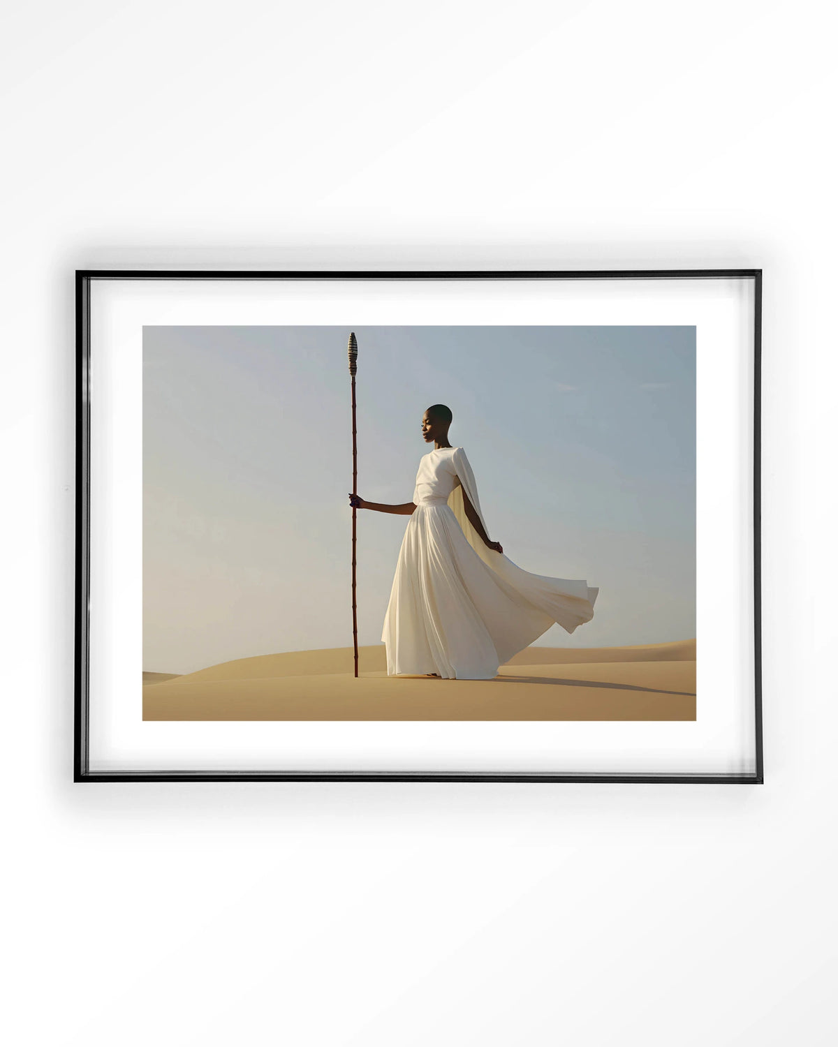 Design 240 – vrouw in witte jurk in woestijn – Art print – Acryl zwart