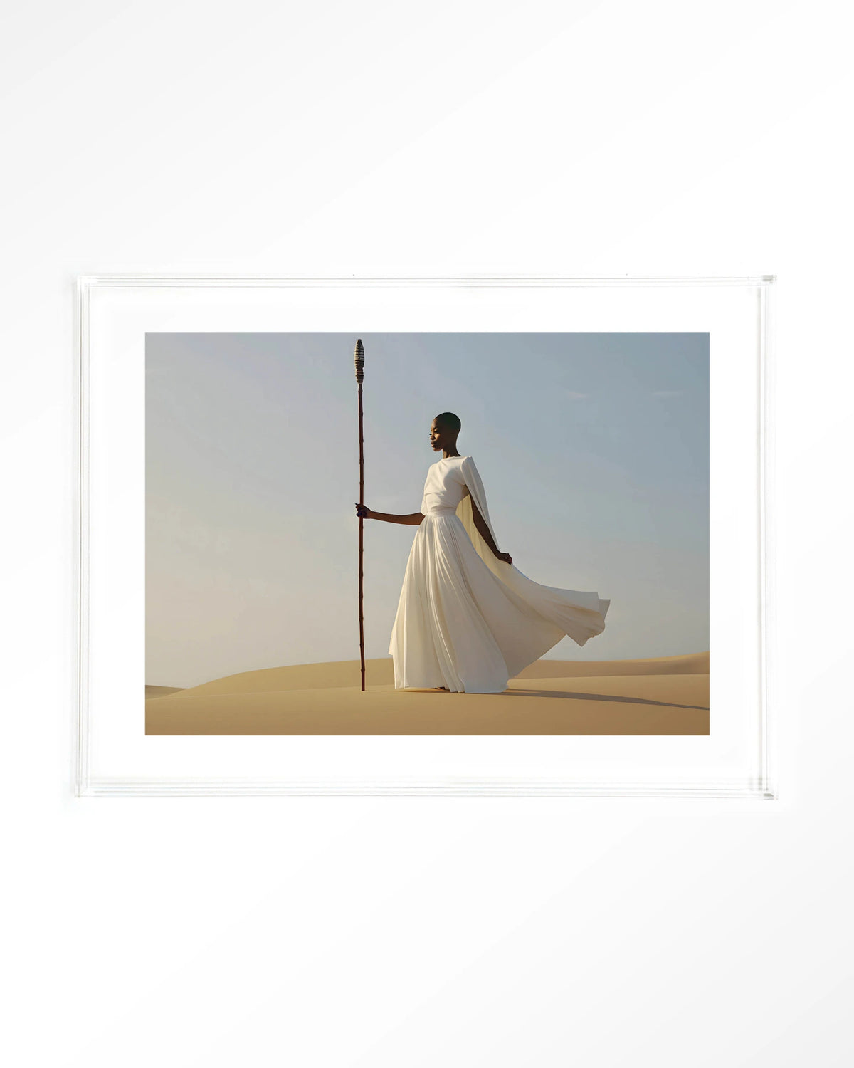 Design 240 – vrouw in witte jurk in woestijn – Art print – Acryl doorzichtig