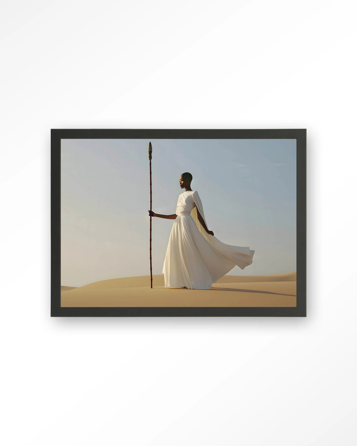 Design 240 – vrouw in witte jurk in woestijn – Art print – Hout zwart