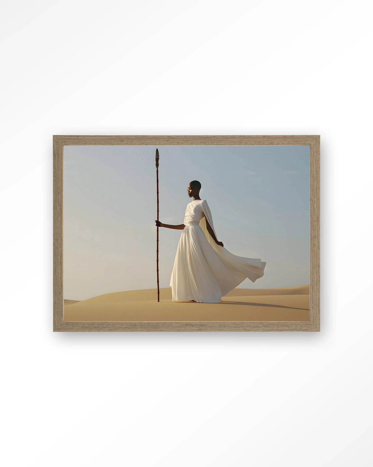 Design 240 – vrouw in witte jurk in woestijn – Art print – Hout bruin