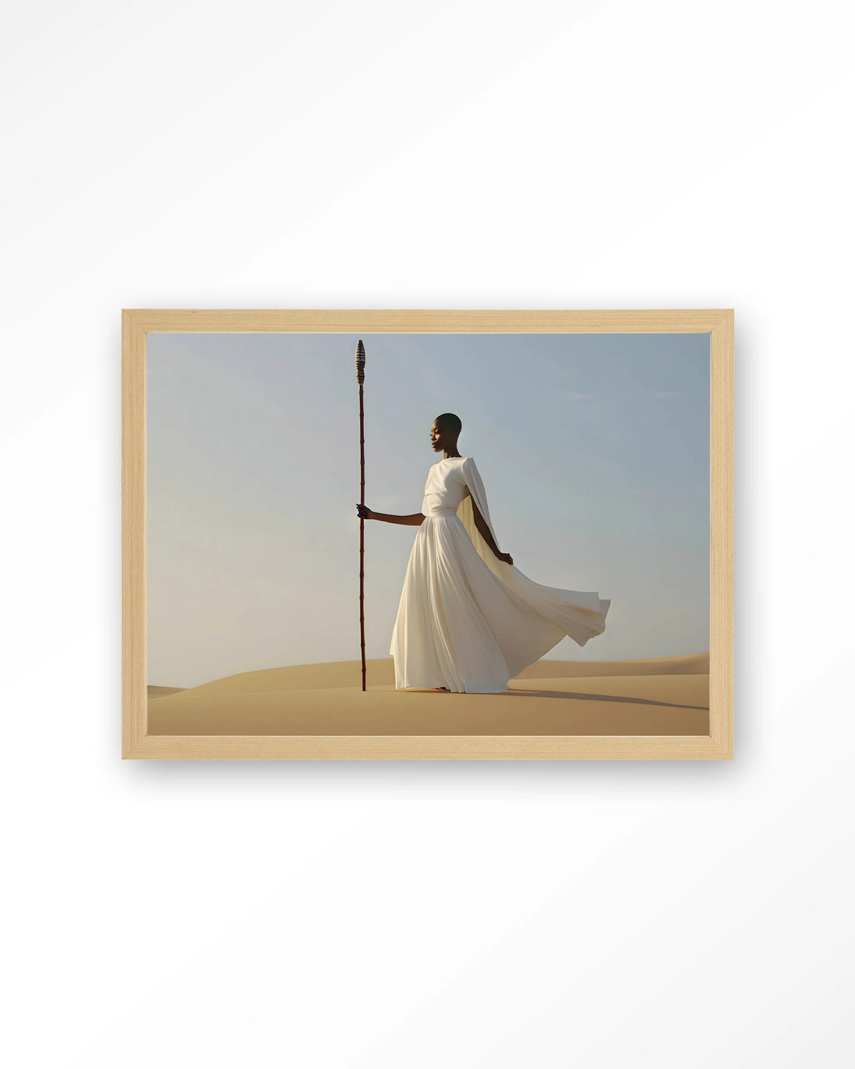 Design 240 – vrouw in witte jurk in woestijn – Art print – Hout naturel
