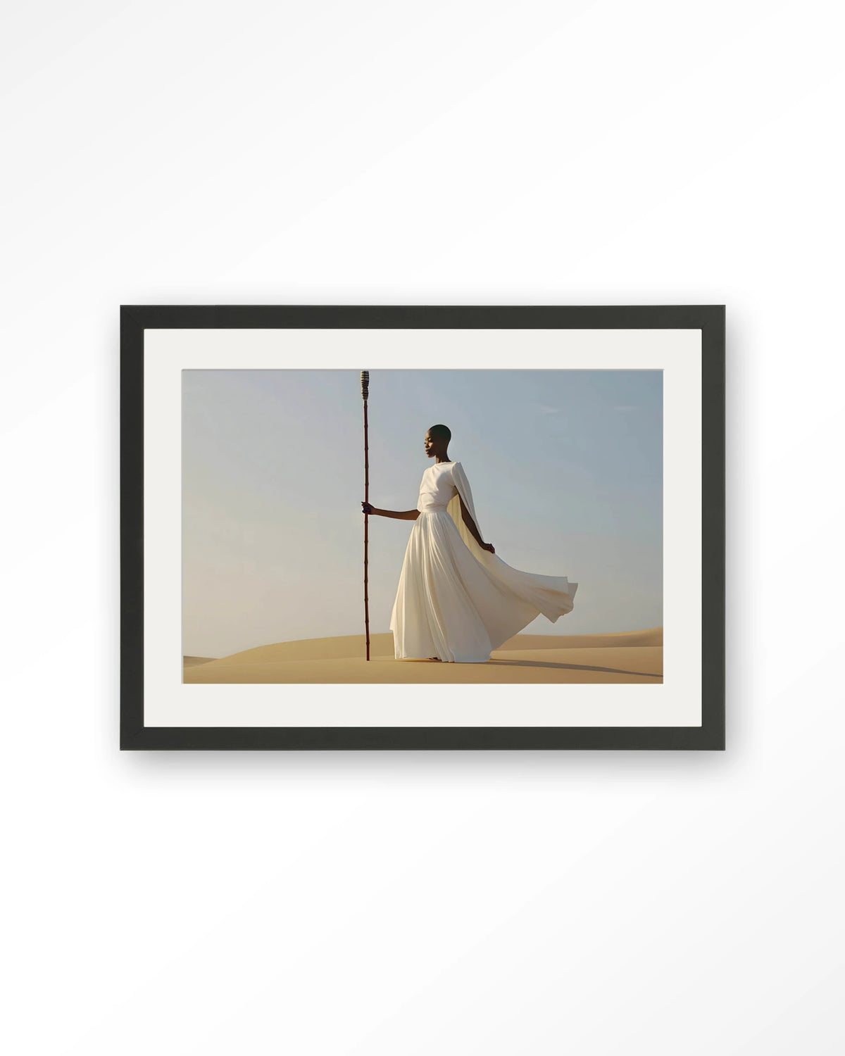 Design 240 – vrouw in witte jurk in woestijn – Art print – Hout zwart + passe-partout