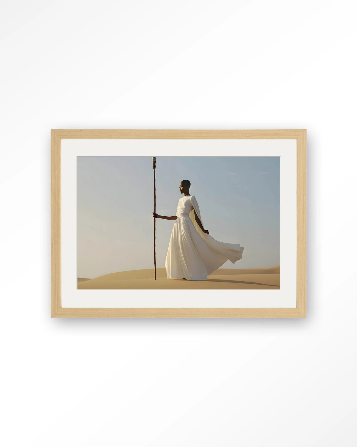 Design 240 – vrouw in witte jurk in woestijn – Art print – Hout naturel + passe-partout