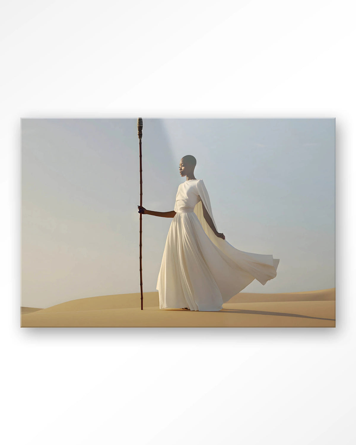Warrior In White – vrouw in witte jurk in woestijn – Glas – Blinde montage