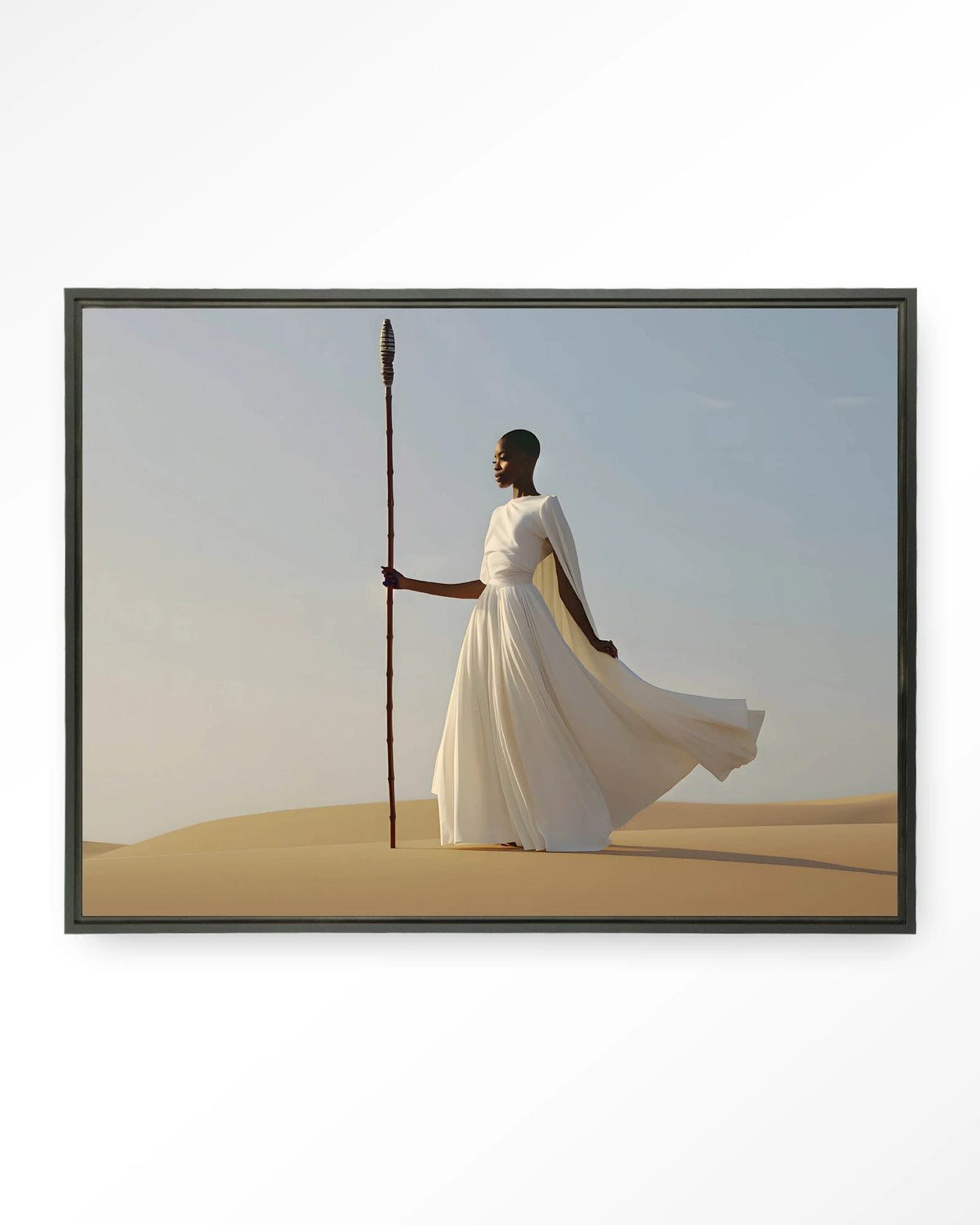 Design 240 – vrouw in witte jurk in woestijn – Wandkleed – Floating frame – zwart