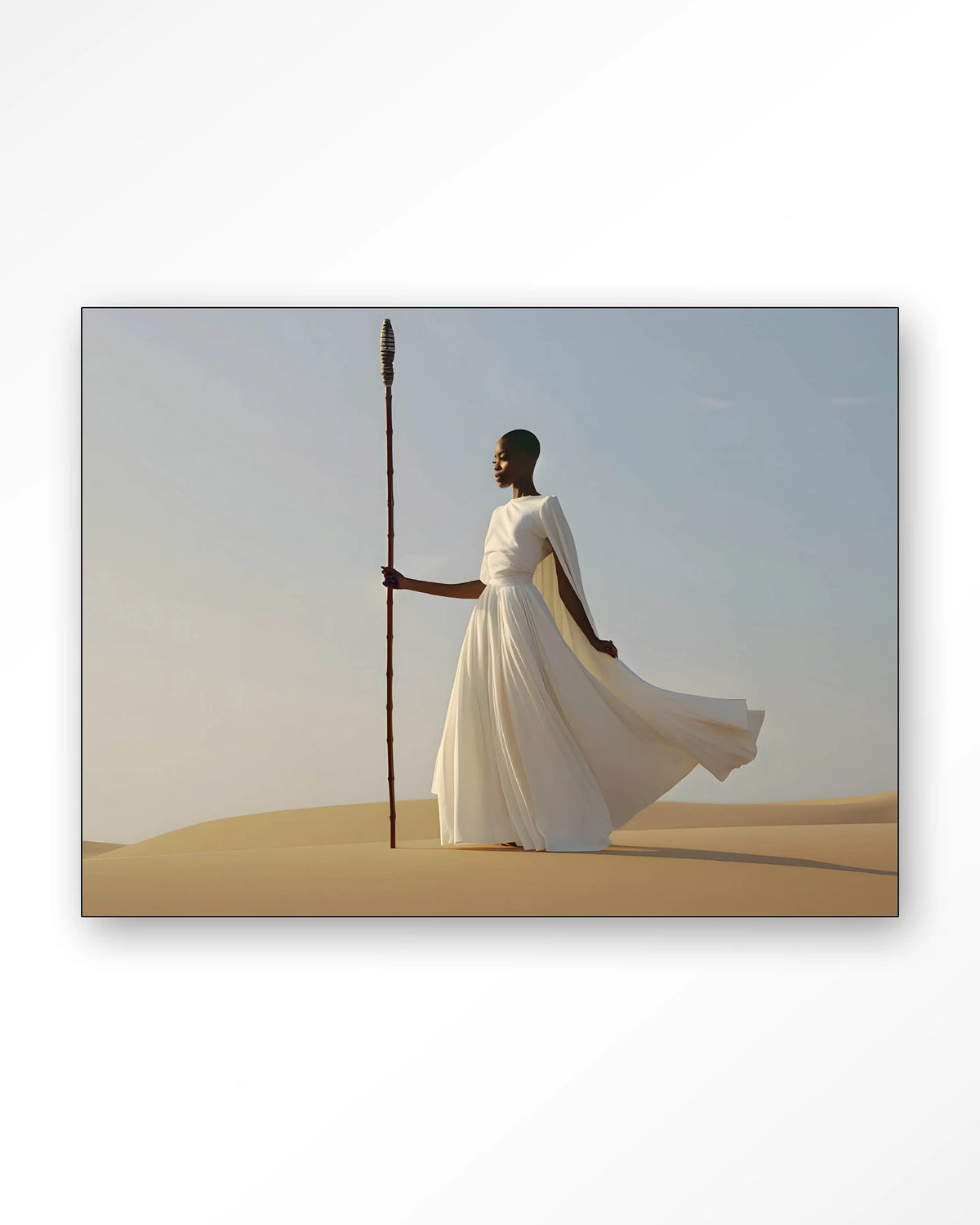 Warrior In White – vrouw in witte jurk in woestijn – Wandkleed – Frame – zwart