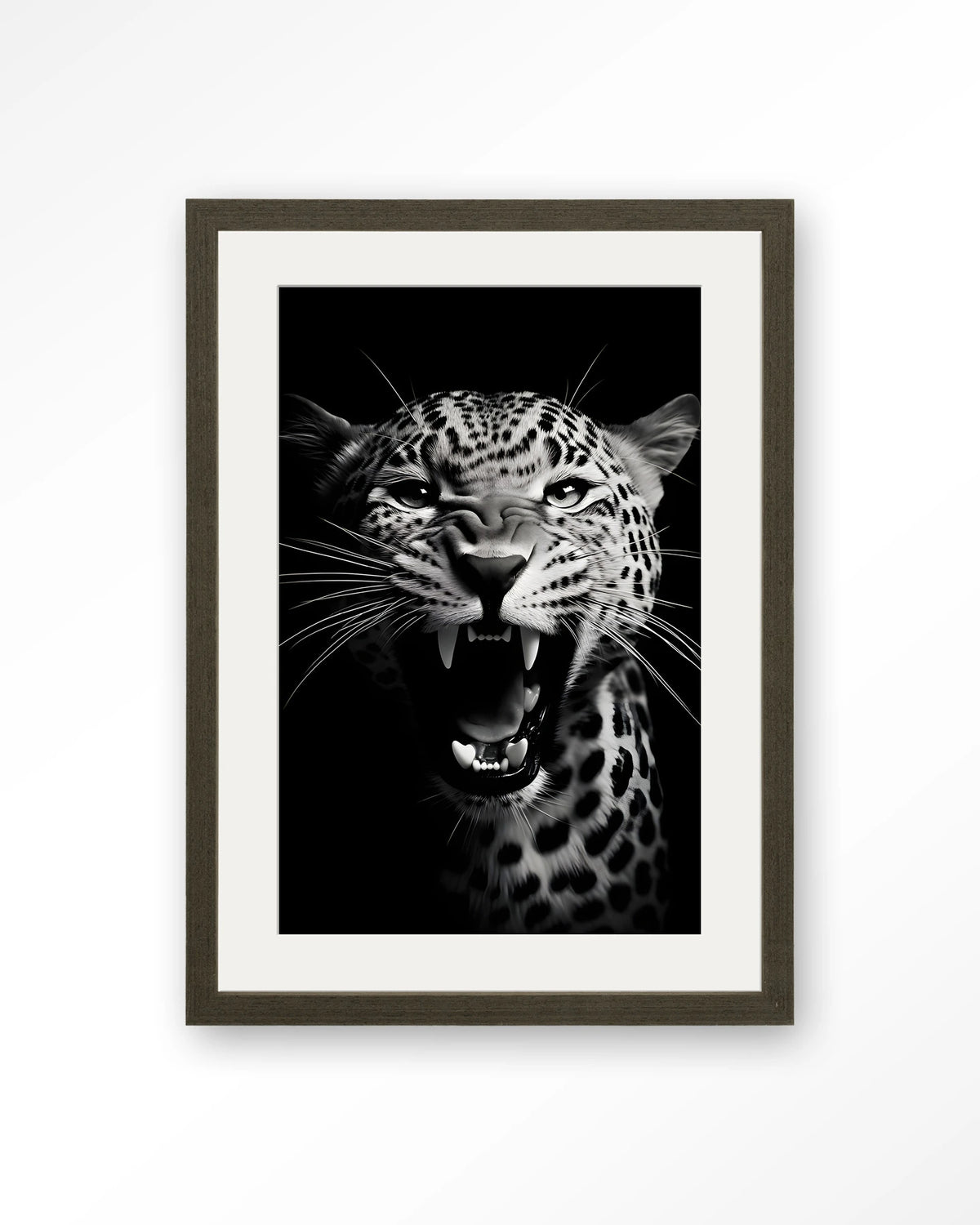 Rawr Cheetah – brullende luipaard in zwart-wit – Art print – Hout donkerbruin + passe-partout