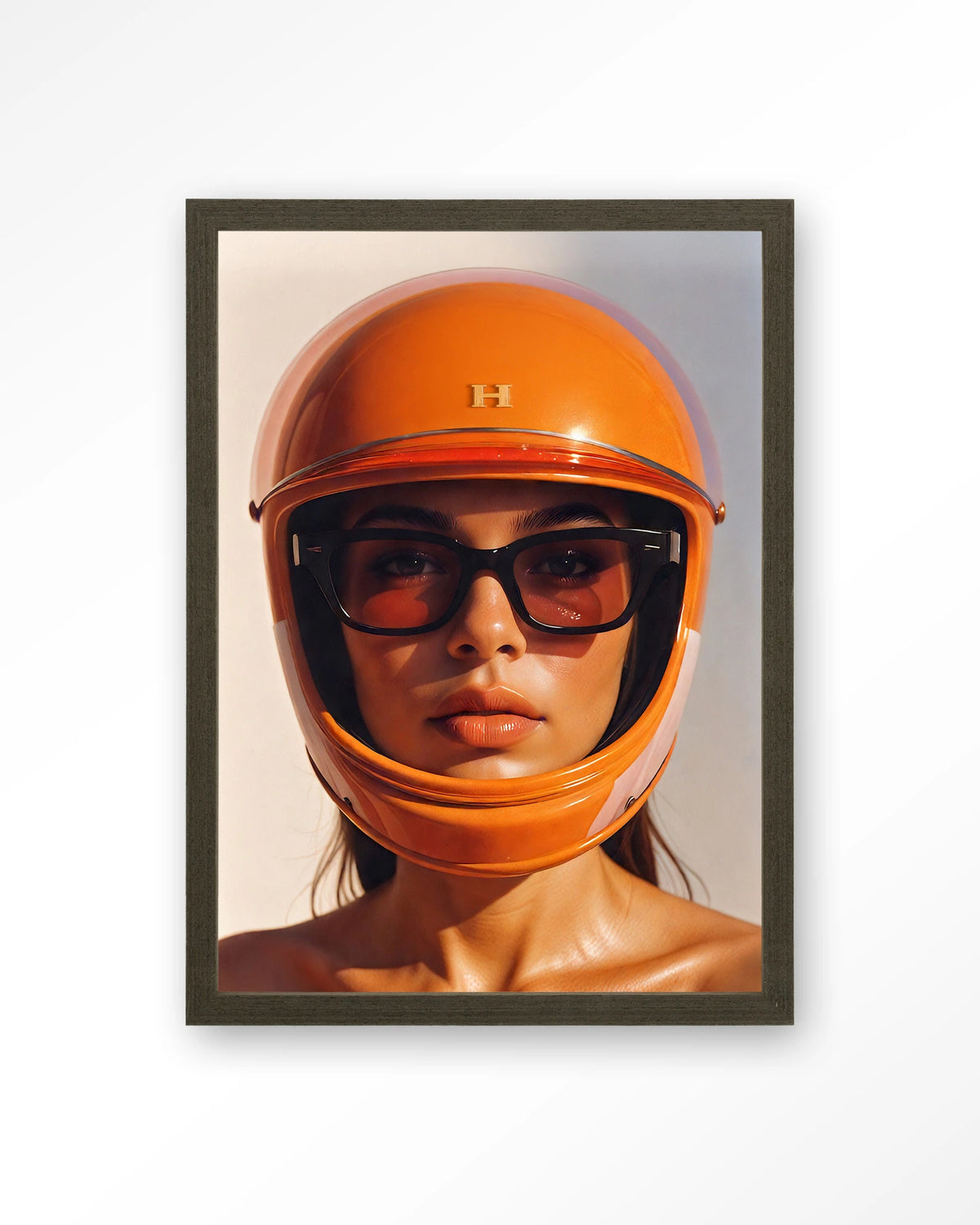 Hermes Helmet – vrouw met oranje helm – Art print – Hout donkerbruin