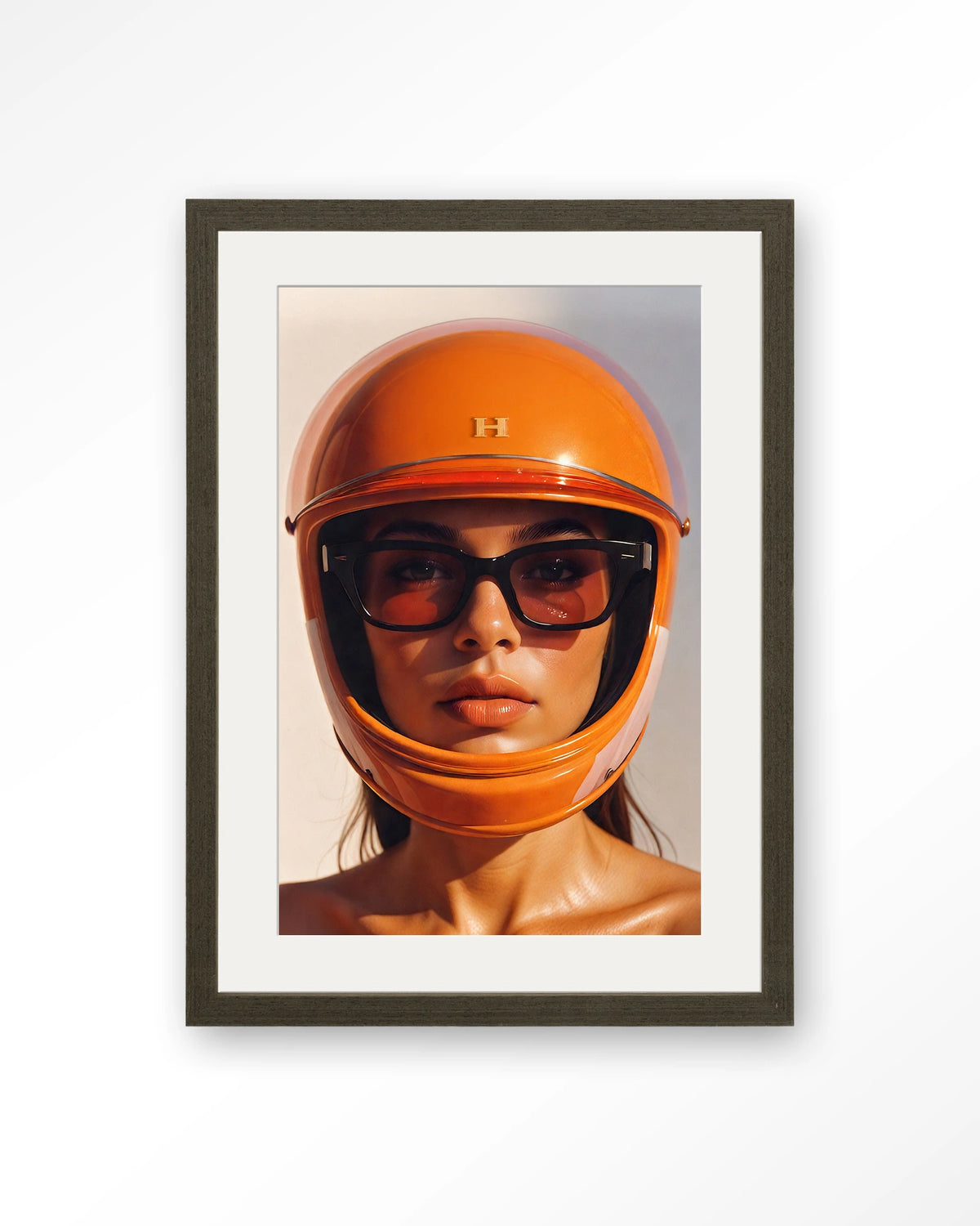 Hermes Helmet – vrouw met oranje helm – Art print – Hout donkerbruin + passe-partout