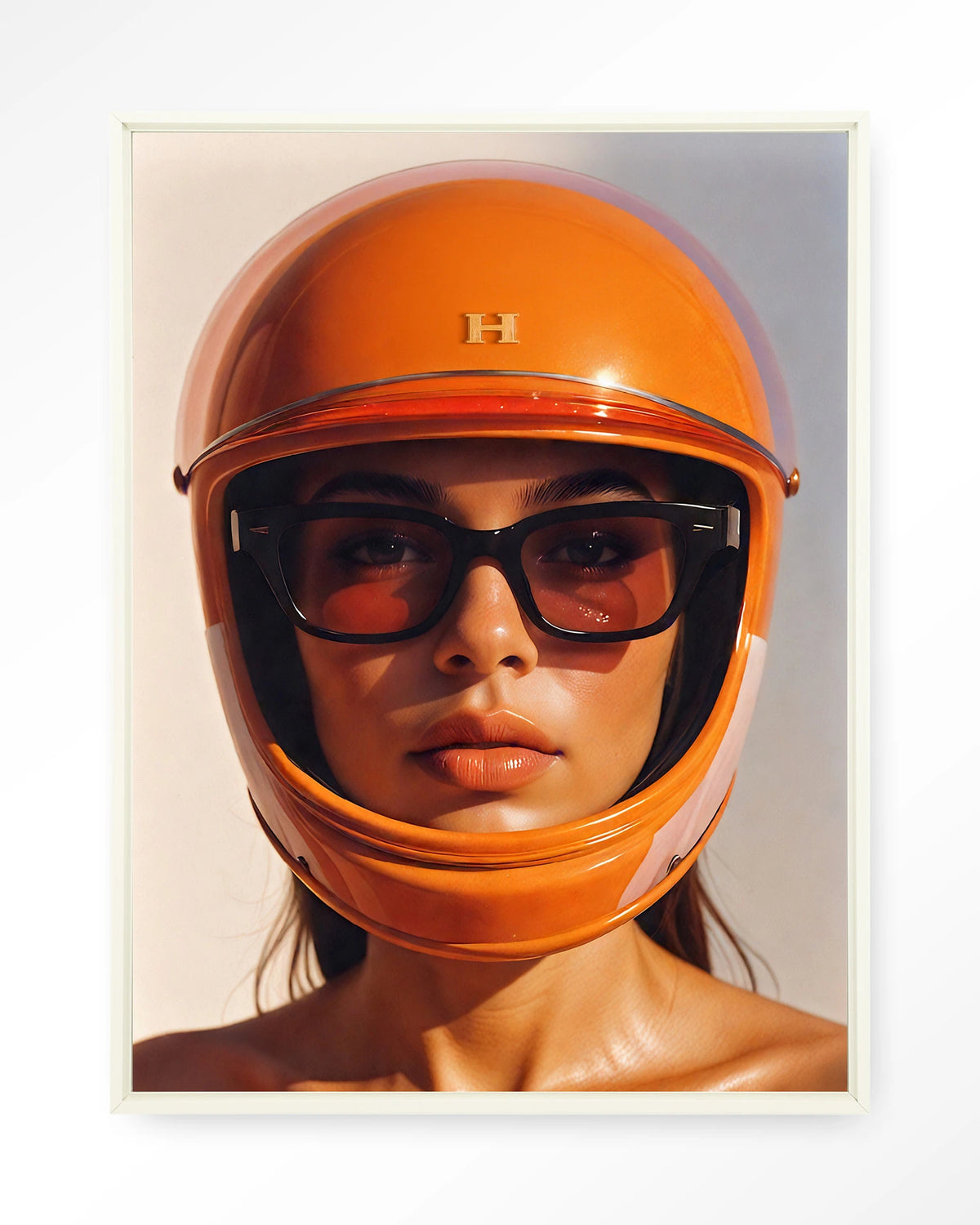 Hermes Helmet – vrouw met oranje helm – Wandkleed – Floating frame – wit