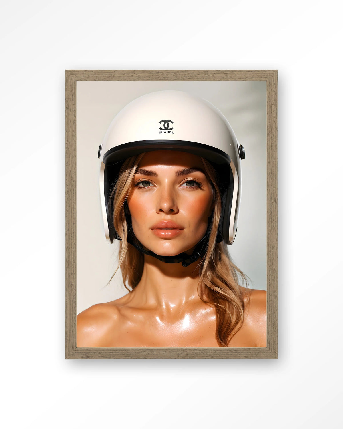 Chanel Helmet – Art print – Hout bruin