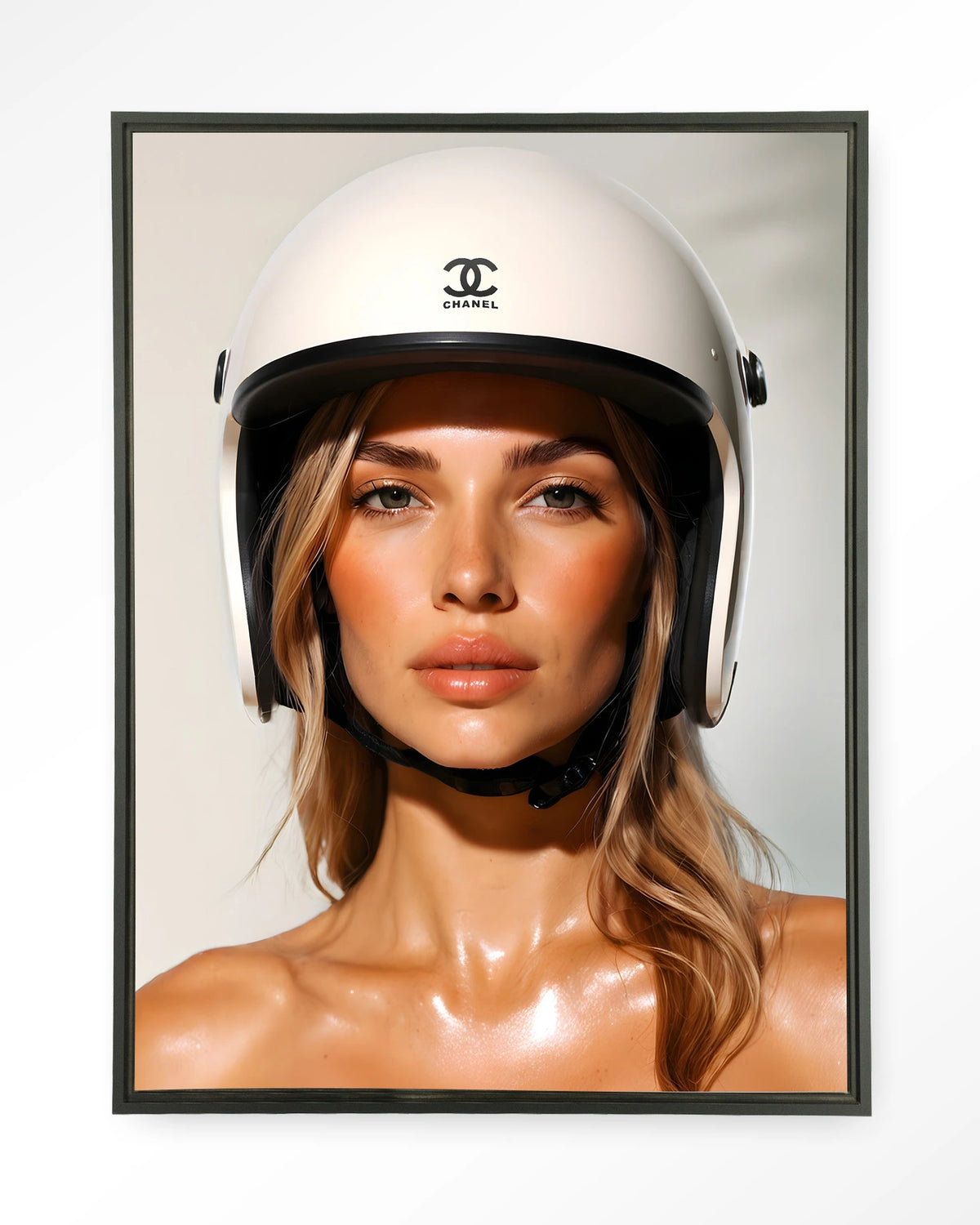 Chanel Helmet – Wandkleed – Floating frame – zwart