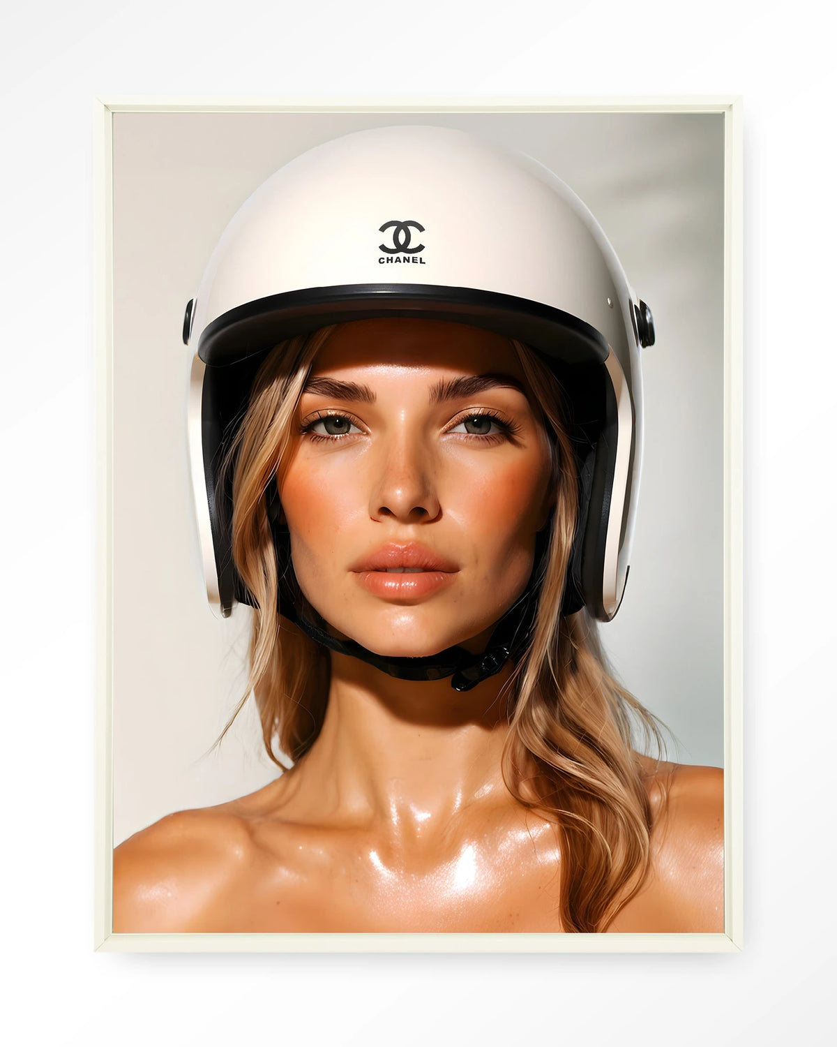 Chanel Helmet – Wandkleed – Floating frame – wit