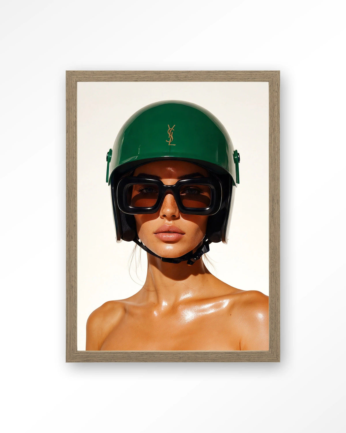 Saint Laurent Helmet – vrouw met groene helm – Art print – Hout bruin