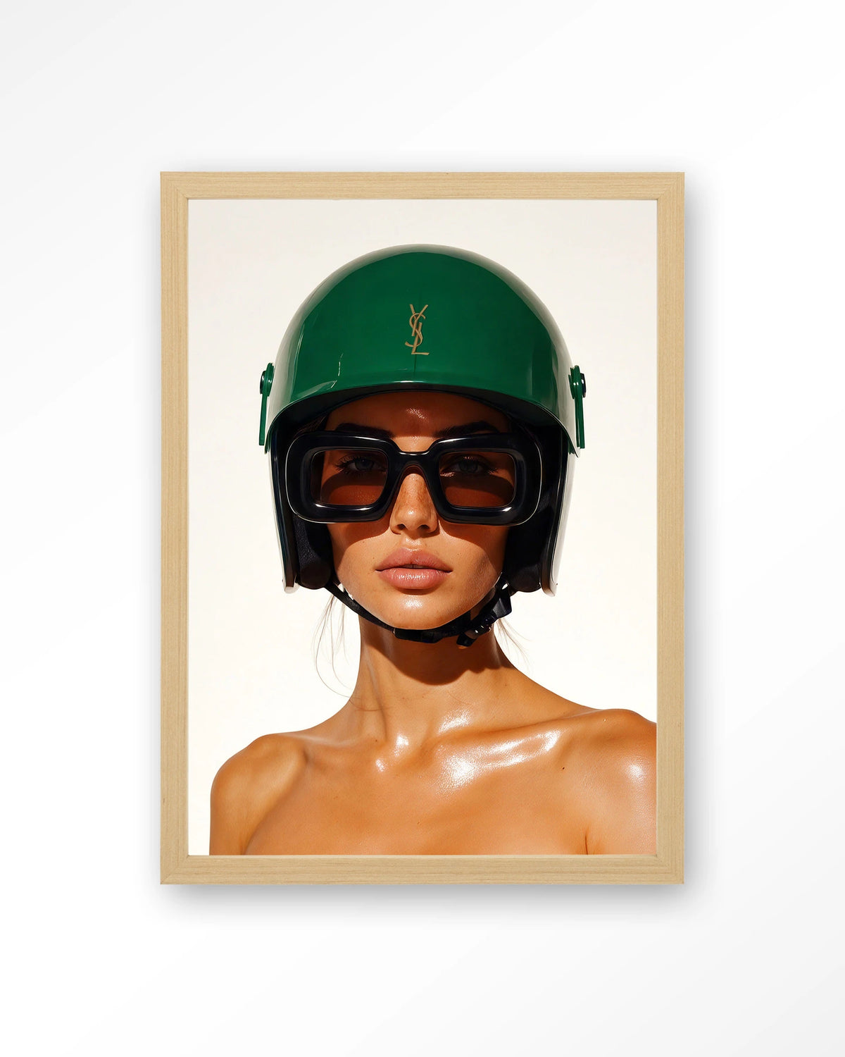 Saint Laurent Helmet – vrouw met groene helm – Art print – Hout naturel