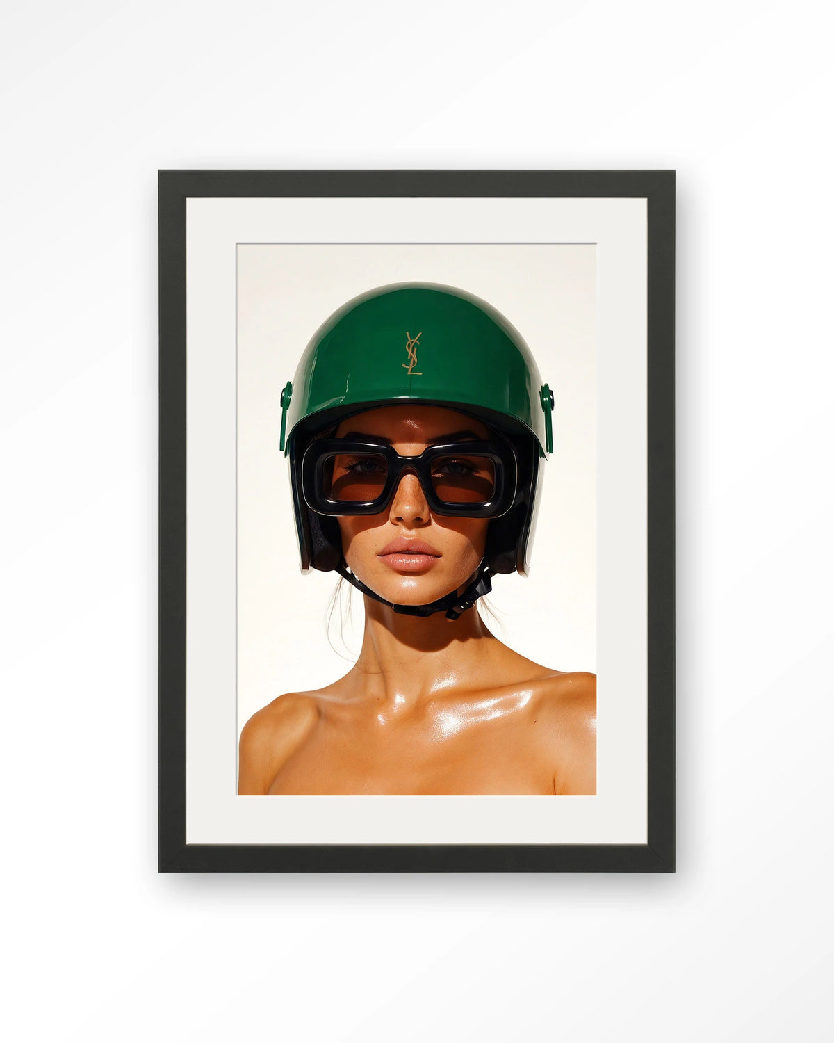 Saint Laurent Helmet – vrouw met groene helm – Art print – Hout zwart + passe-partout