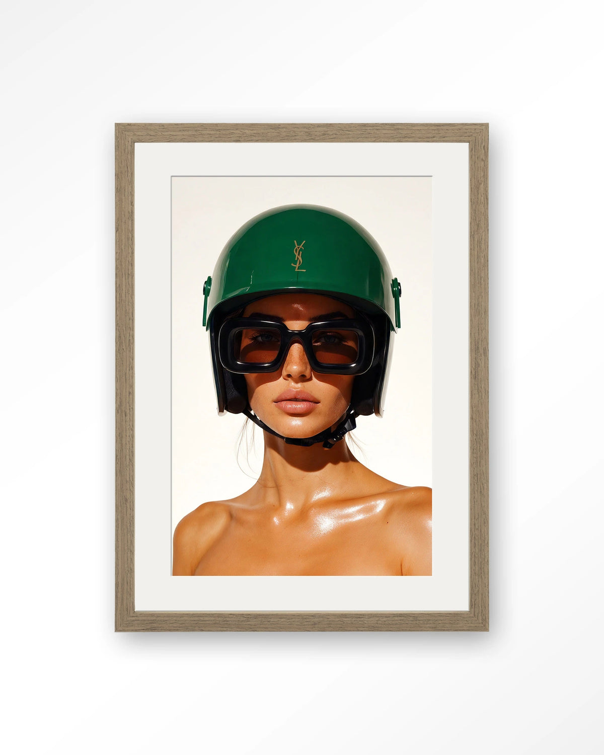 Saint Laurent Helmet – vrouw met groene helm – Art print – Hout bruin + passe-partout