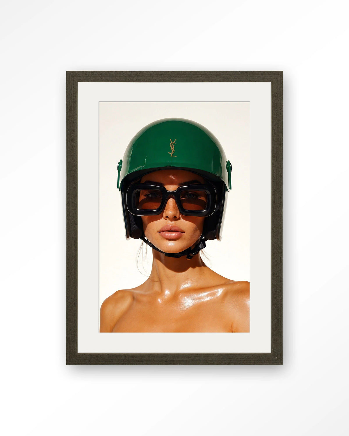 Saint Laurent Helmet – vrouw met groene helm – Art print – Hout donkerbruin + passe-partout