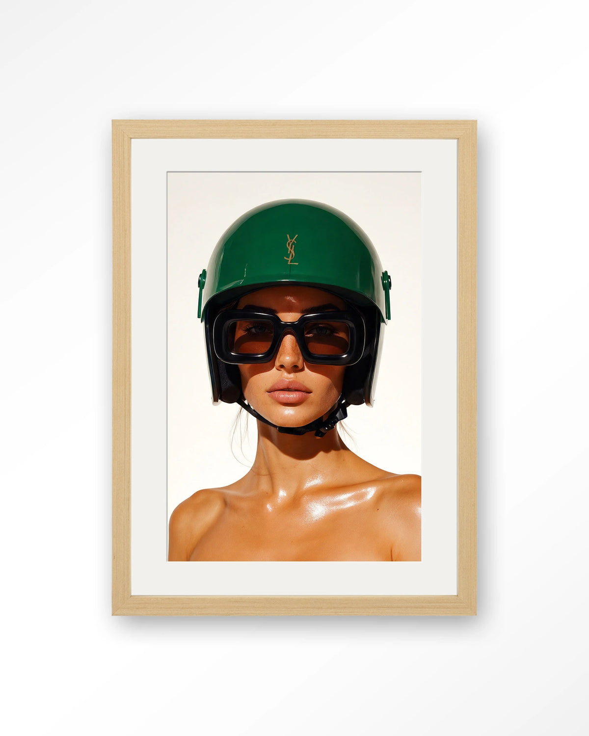 Saint Laurent Helmet – vrouw met groene helm – Art print – Hout naturel + passe-partout