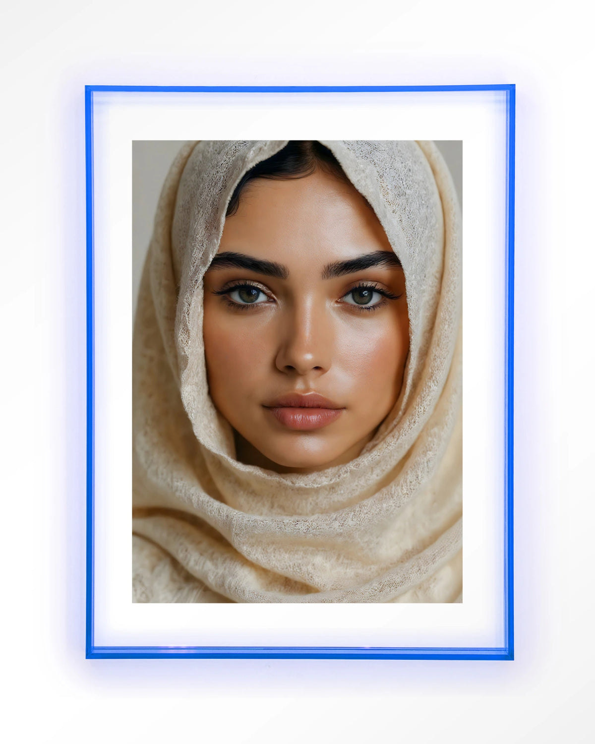 Sahara – vrouw met hoofddoek – Art print – Acryl lichtblauw