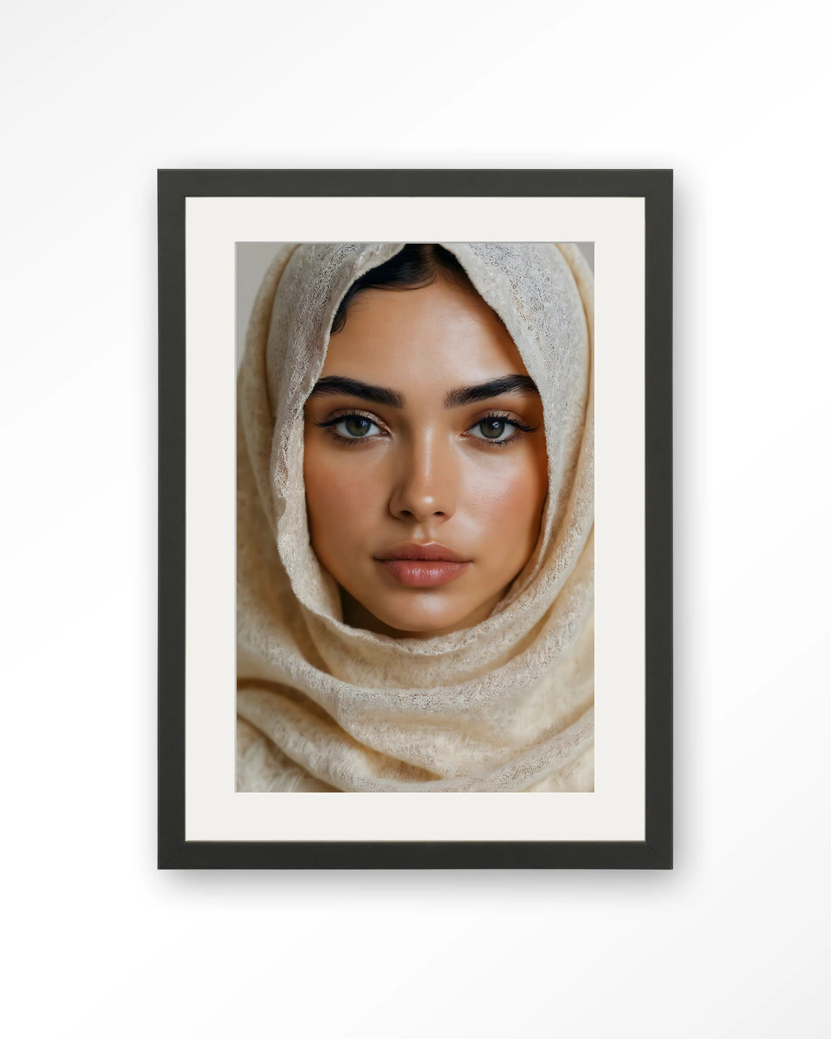 Sahara – vrouw met hoofddoek – Art print – Hout zwart + passe-partout