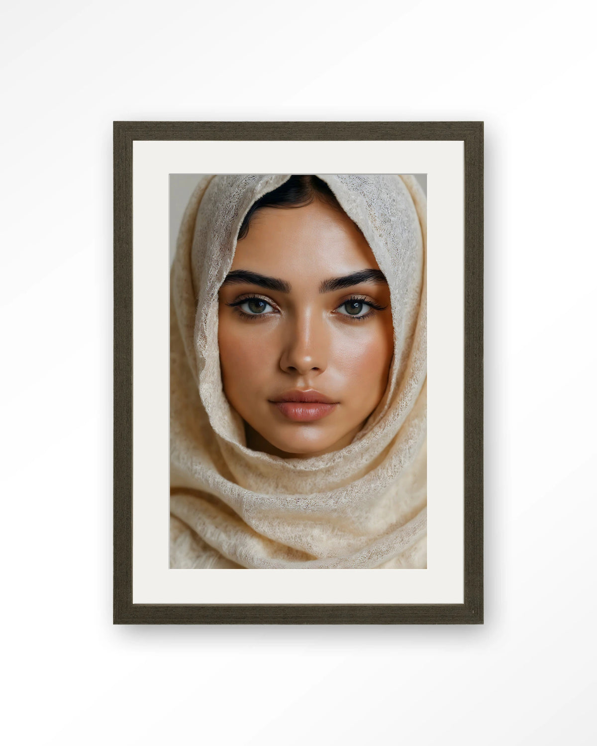 Sahara – vrouw met hoofddoek – Art print – Hout donkerbruin + passe-partout