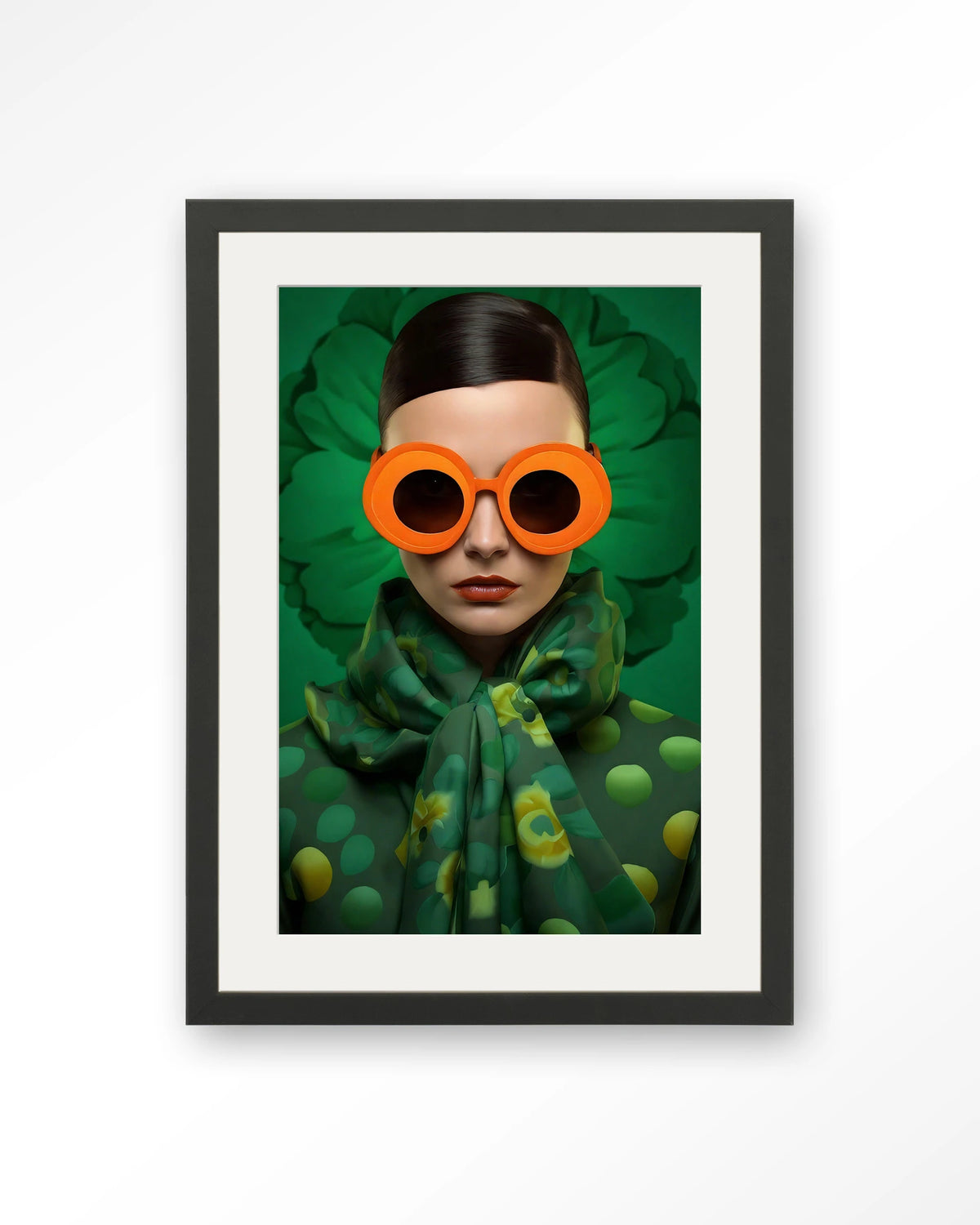 Green Flower – vrouw met oranje zonnebril op groen – Art print – Hout zwart + passe-partout