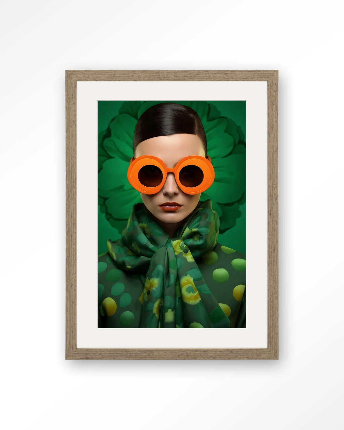 Green Flower – vrouw met oranje zonnebril op groen – Art print – Hout bruin + passe-partout