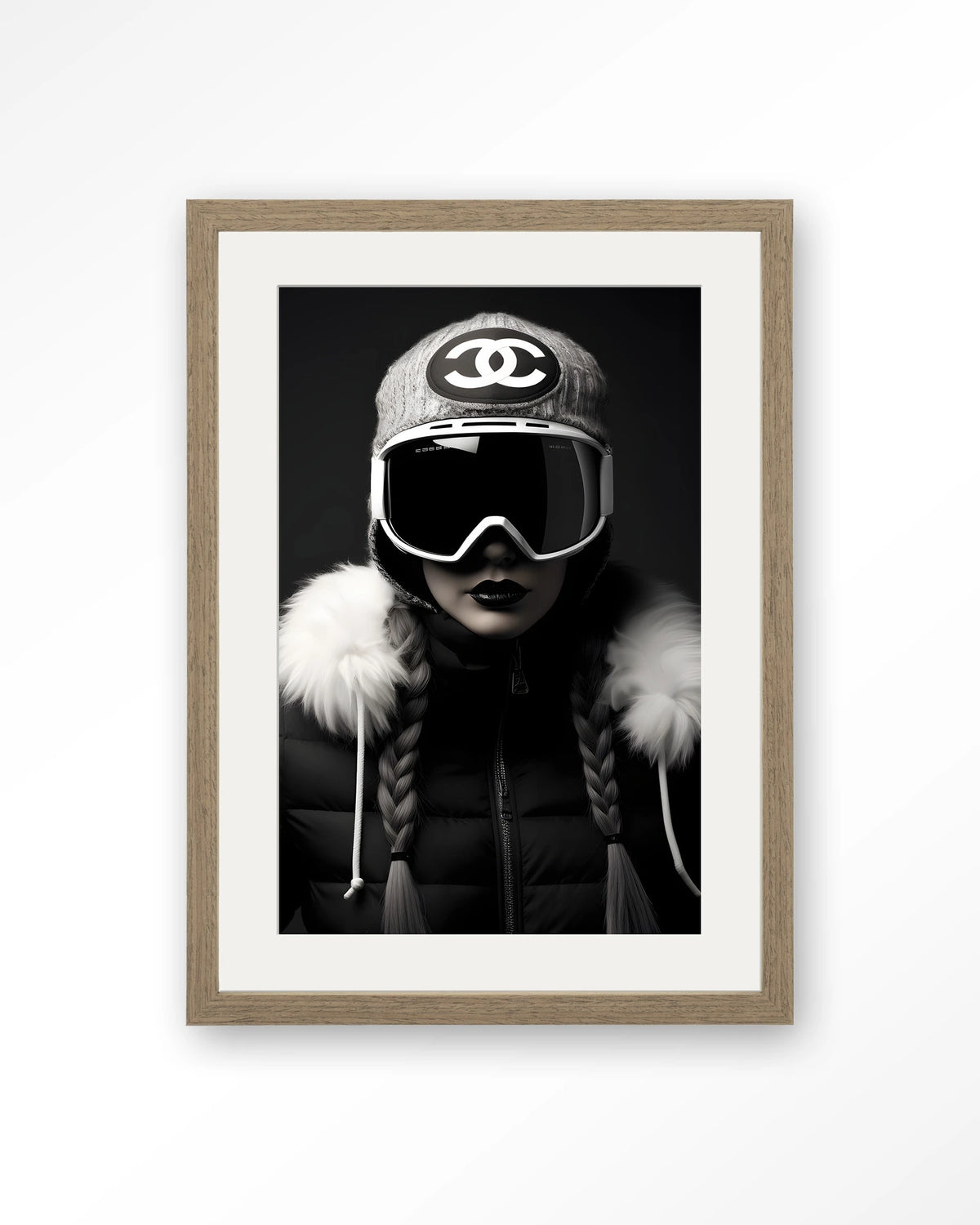 Luxury Snow Girl – skiester in zwart-wit – Art print – Hout bruin + passe-partout