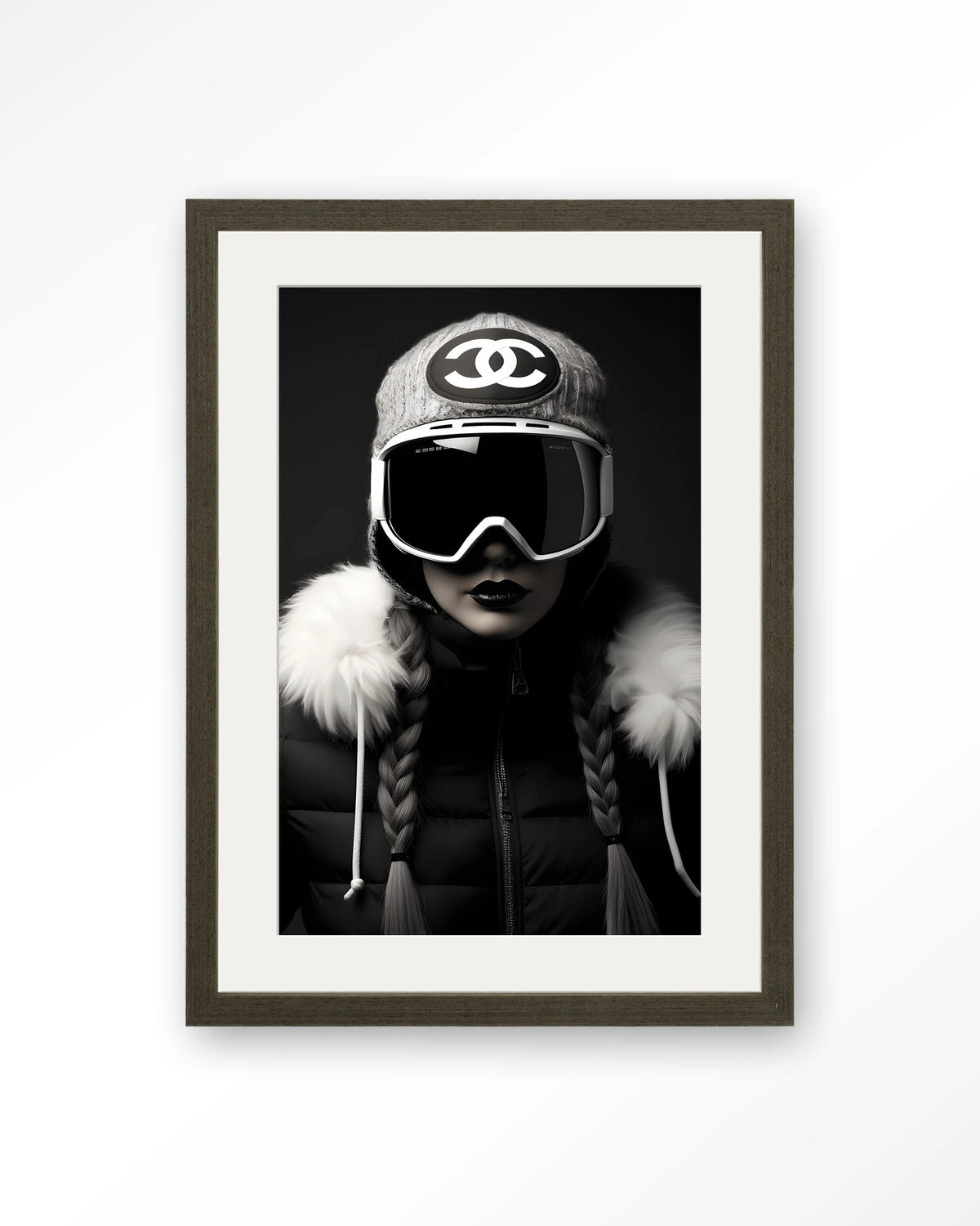 Luxury Snow Girl – skiester in zwart-wit – Art print – Hout donkerbruin + passe-partout