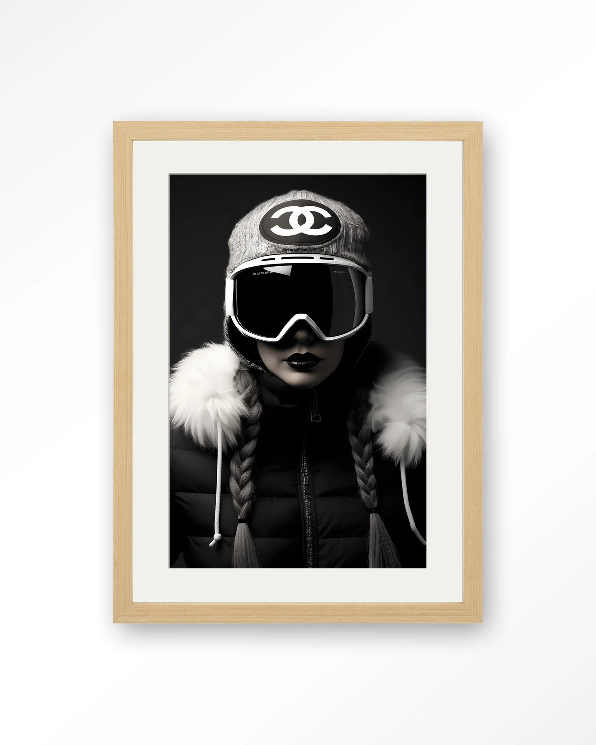 Luxury Snow Girl – skiester in zwart-wit – Art print – Hout naturel + passe-partout