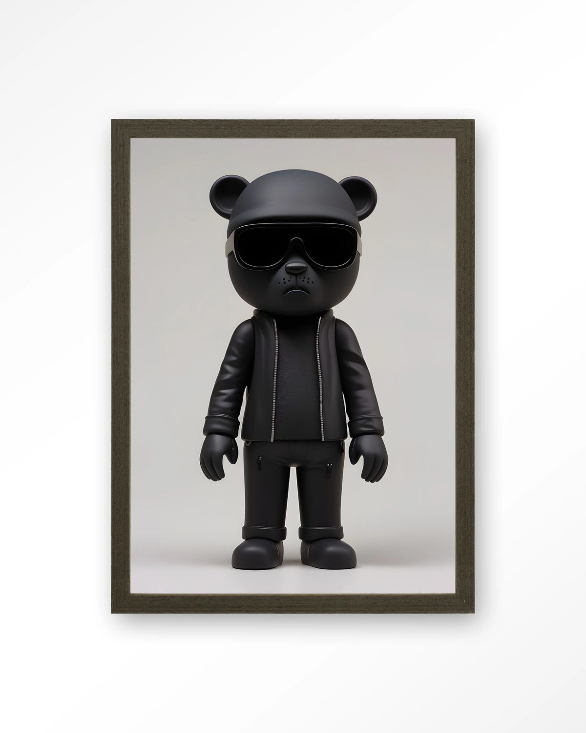 Security Bear – zwarte beer in zwart pak – Art print – Hout donkerbruin