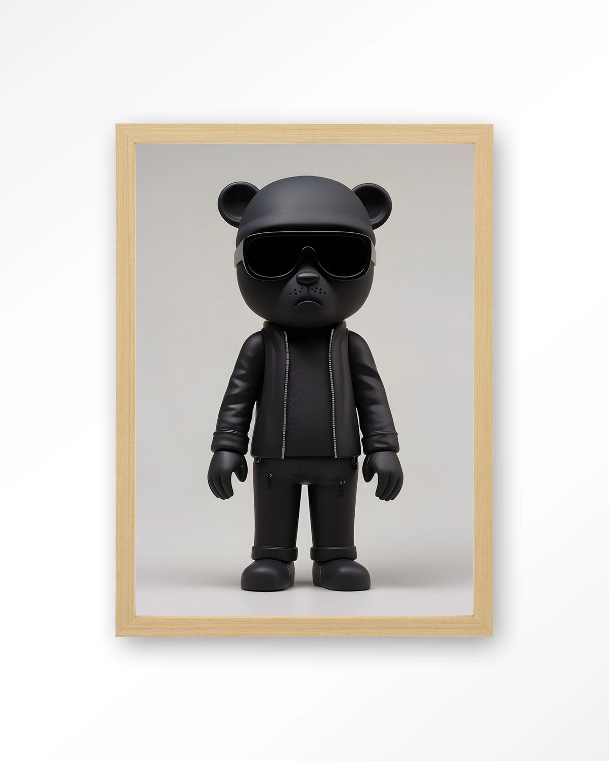 Security Bear – zwarte beer in zwart pak – Art print – Hout naturel