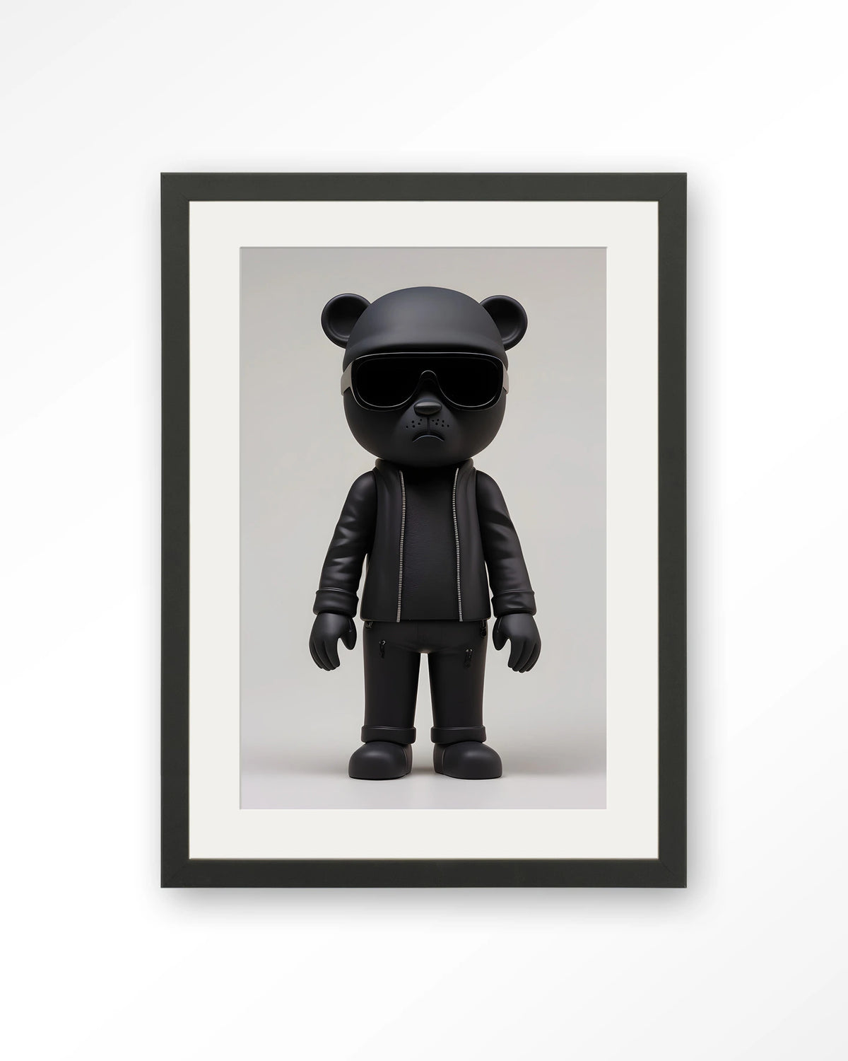 Security Bear – zwarte beer in zwart pak – Art print – Hout zwart + passe-partout