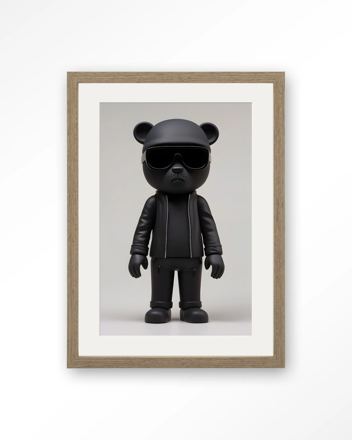 Security Bear – zwarte beer in zwart pak – Art print – Hout bruin + passe-partout