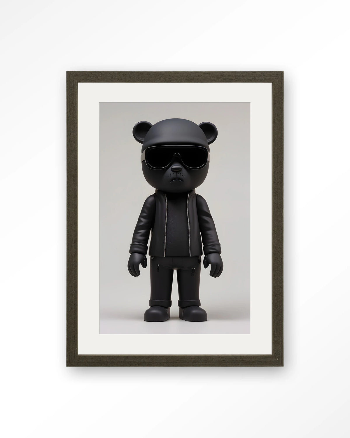 Security Bear – zwarte beer in zwart pak – Art print – Hout donkerbruin + passe-partout