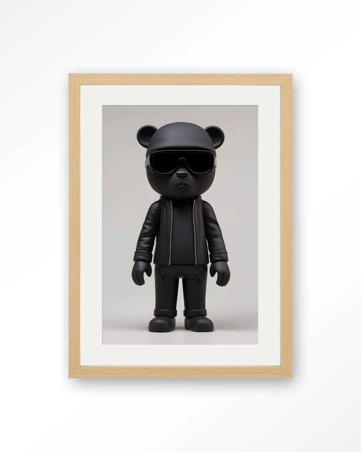 Security Bear – zwarte beer in zwart pak – Art print – Hout naturel + passe-partout