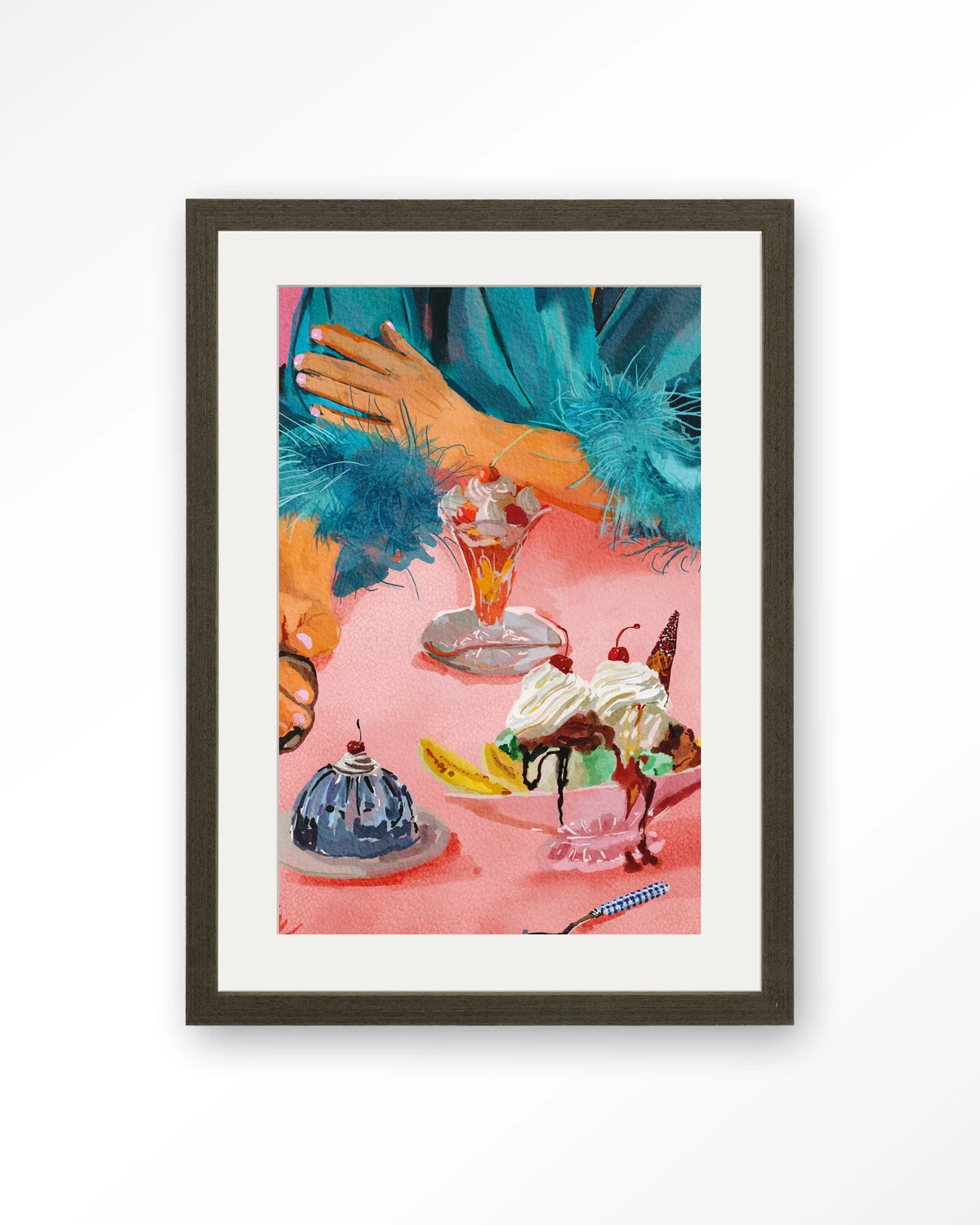 Ice Creams – ijscoupes op roze tafel – Art print – Hout donkerbruin + passe-partout