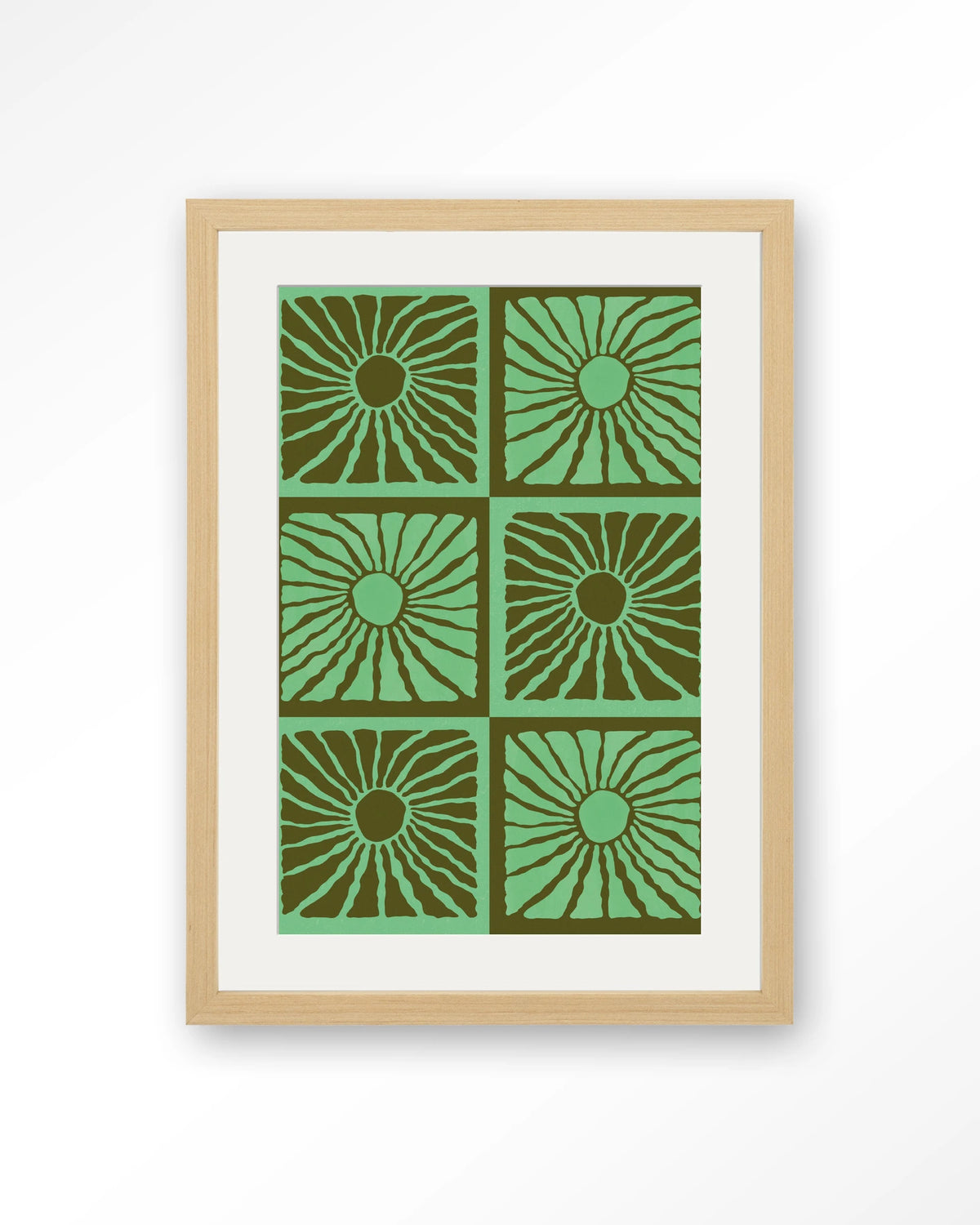 Suns In Green – zonnen in groen patroon – Art print – Hout naturel + passe-partout