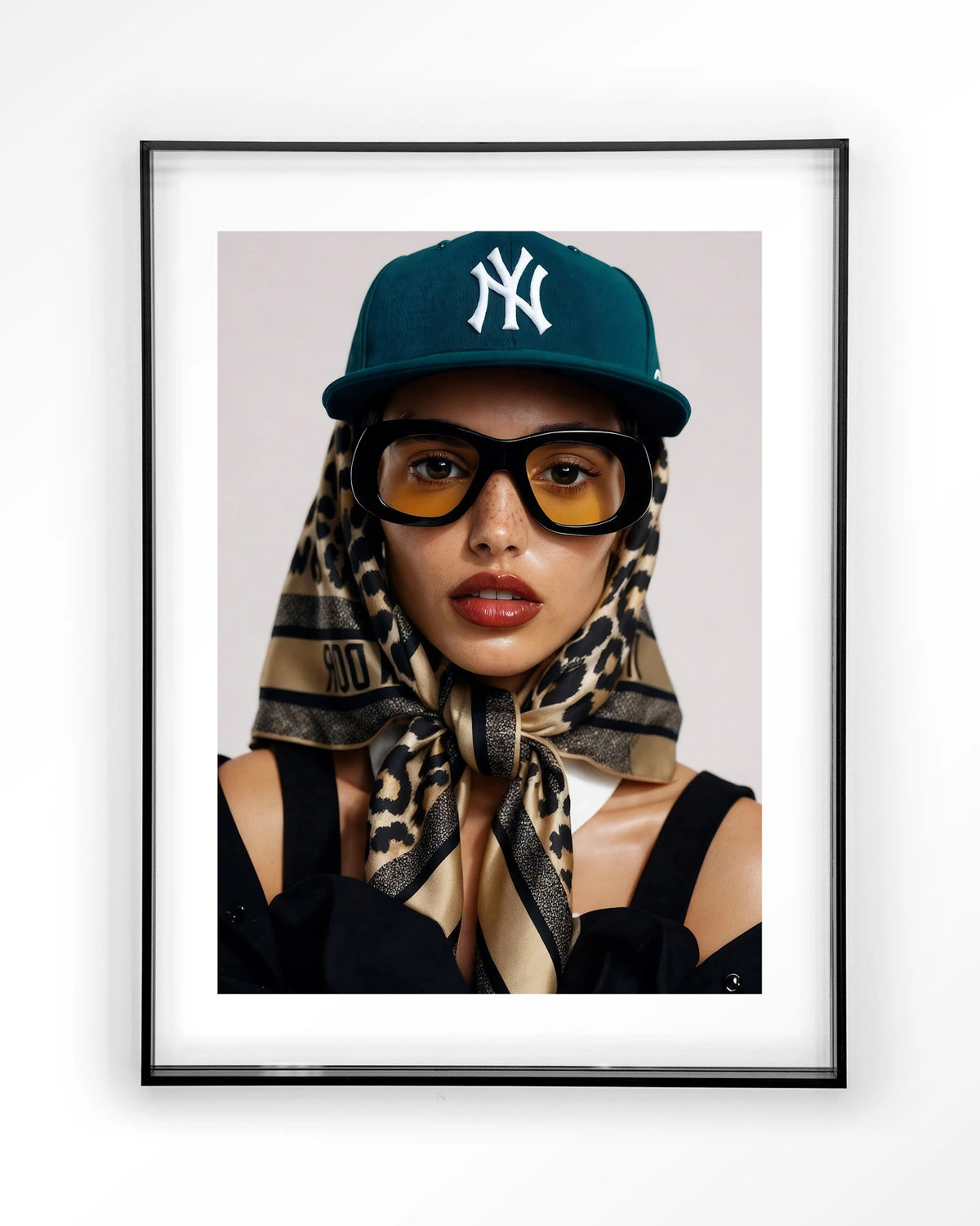 Cool Girl – portret van een vrouw met pet – Art print – Acryl zwart