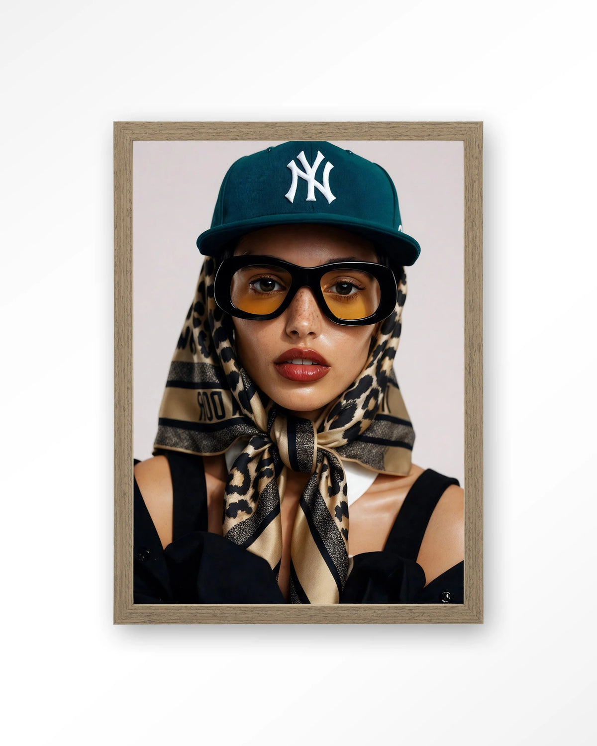Cool Girl – portret van een vrouw met pet – Art print – Hout bruin